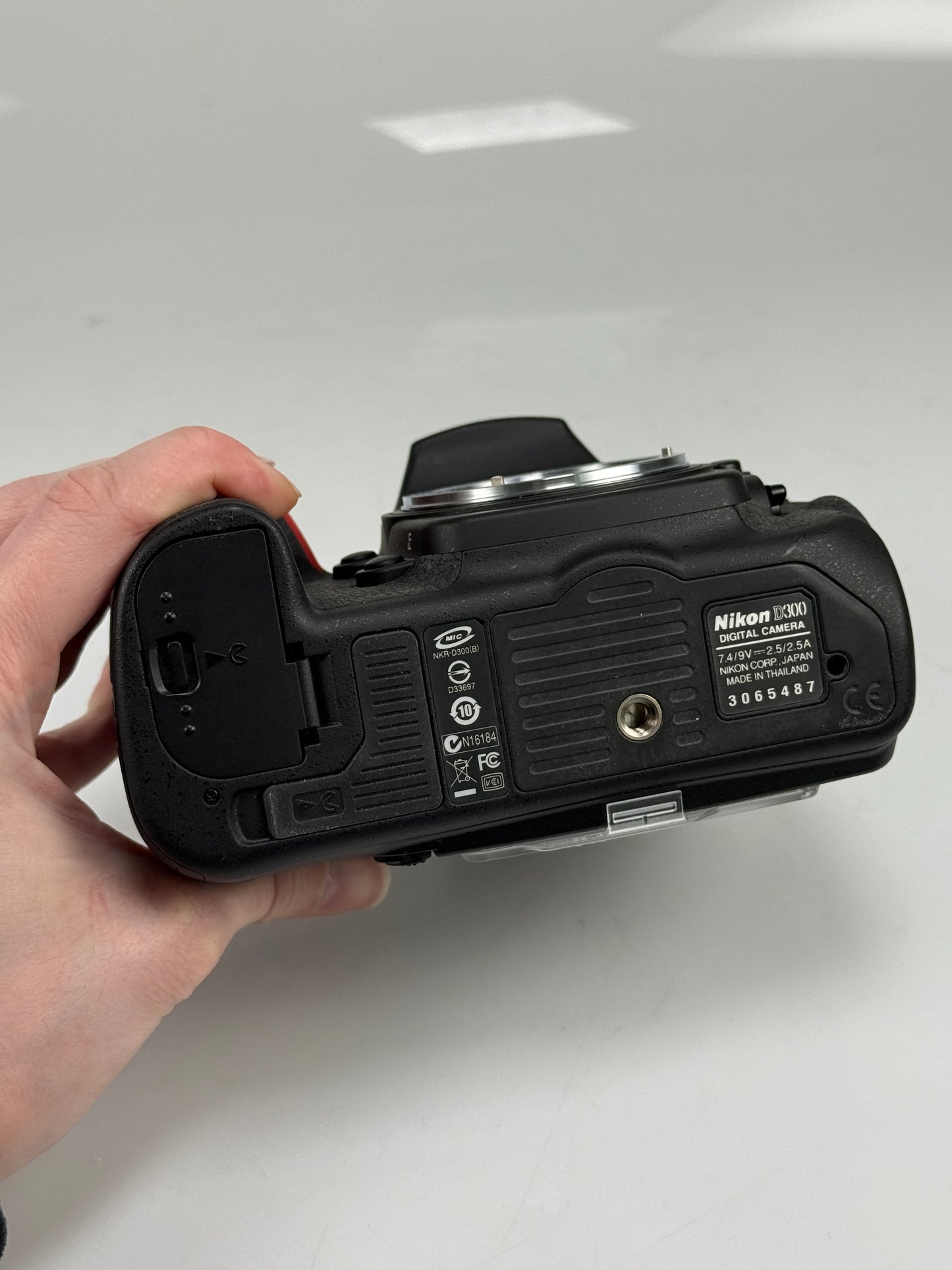 Nikon D300 12.3MP Digital SLR Camera Body SC: 1659