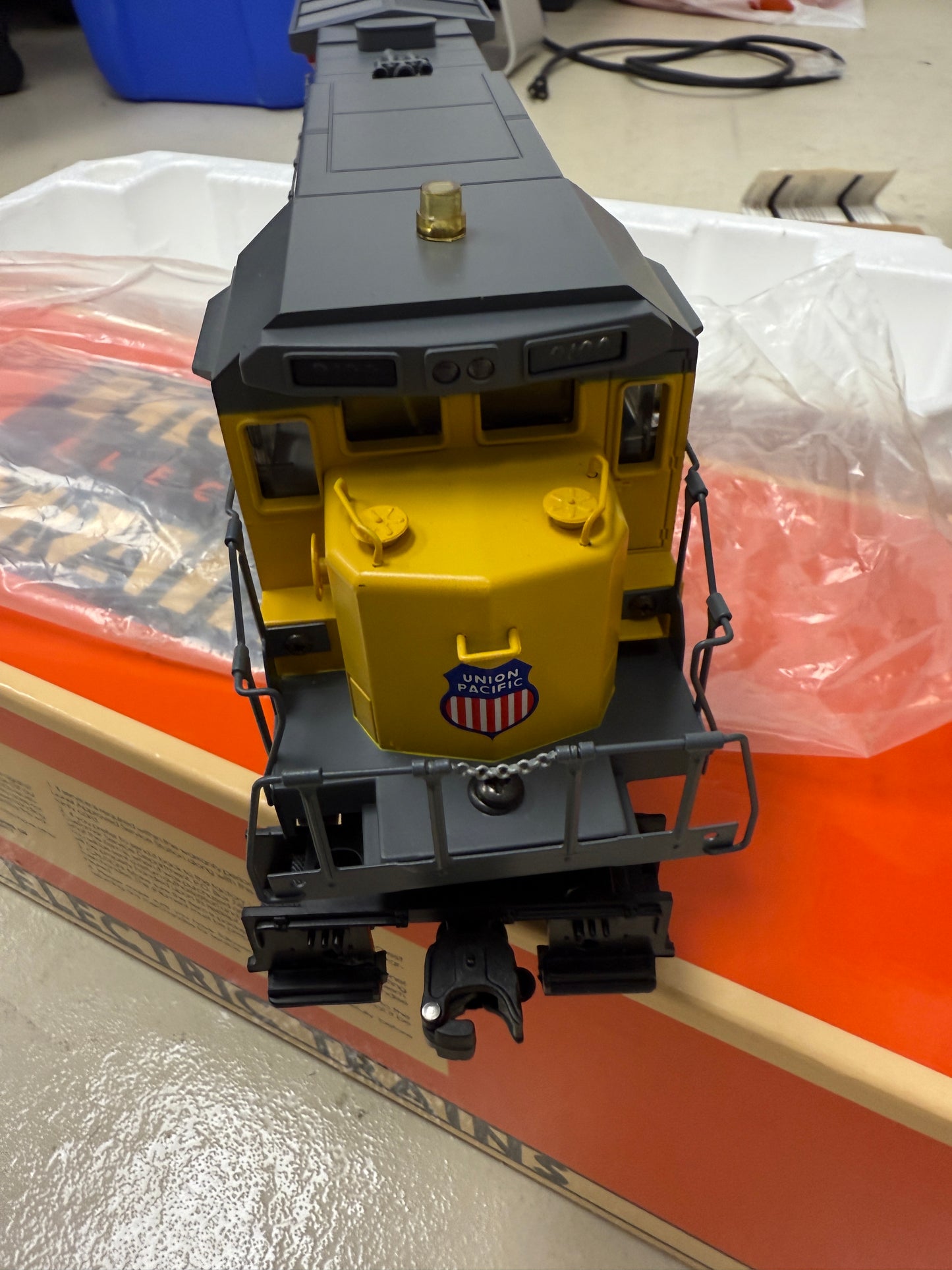 Lionel O Gauge Union Pacific Smooth Side Passenger set with DASH-8 40C locomotive