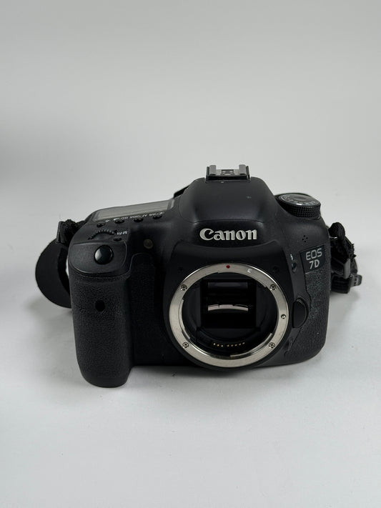 Canon EOS 7D 18MP Digital SLR Camera kit w/ 18-135mm IS lens