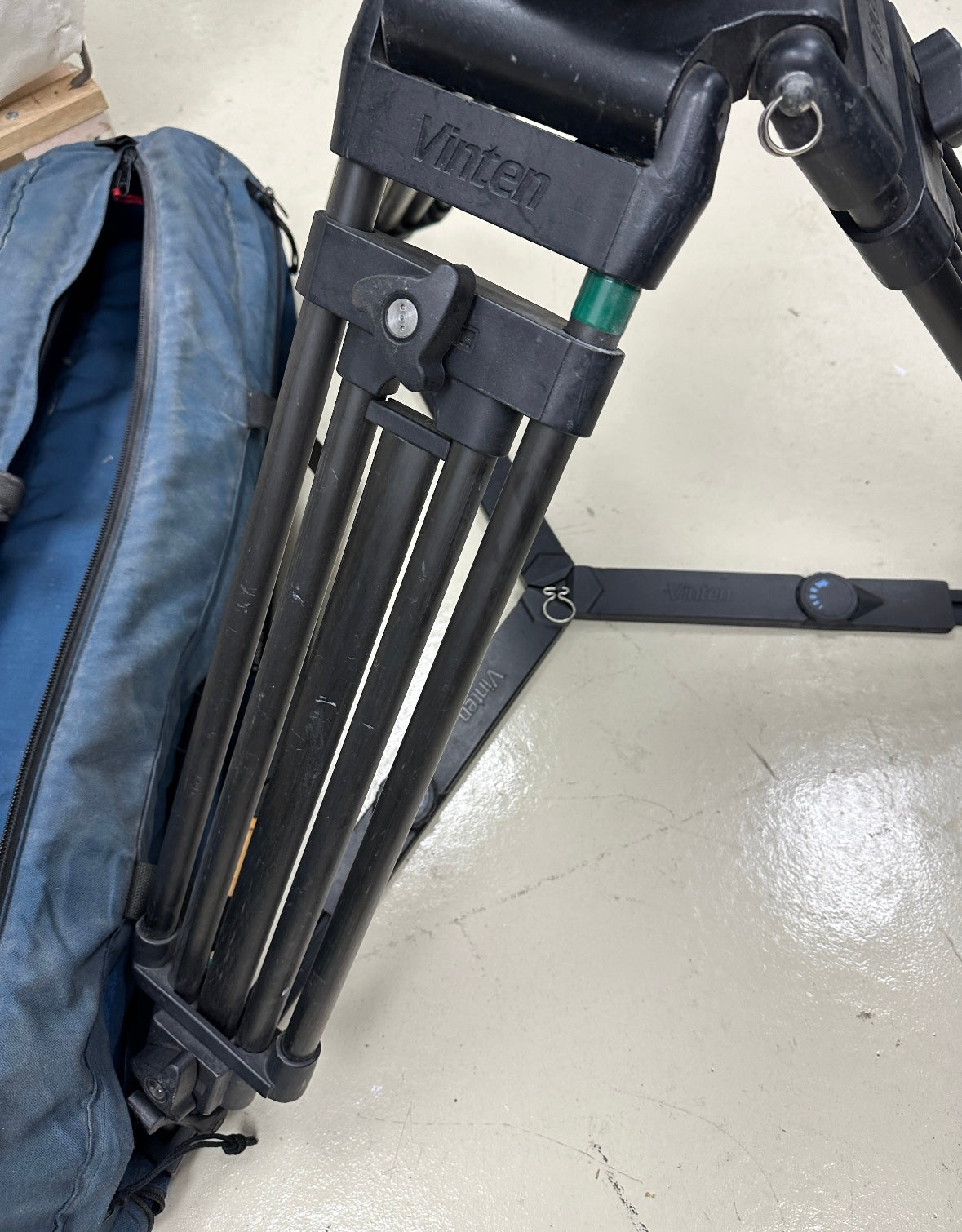 Vinten Vision 100 Fluid Head with Carbon Fiber 2-Stage Tripod