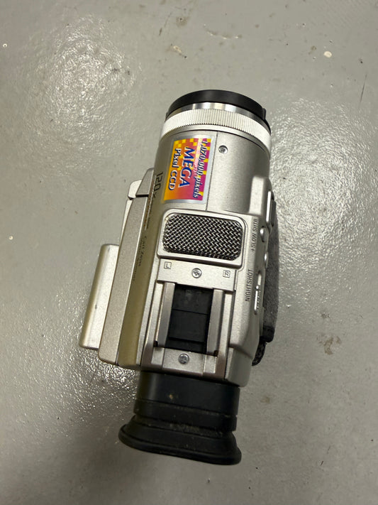 Sony Handycam DCR-PC100 Mini DV Camcorder