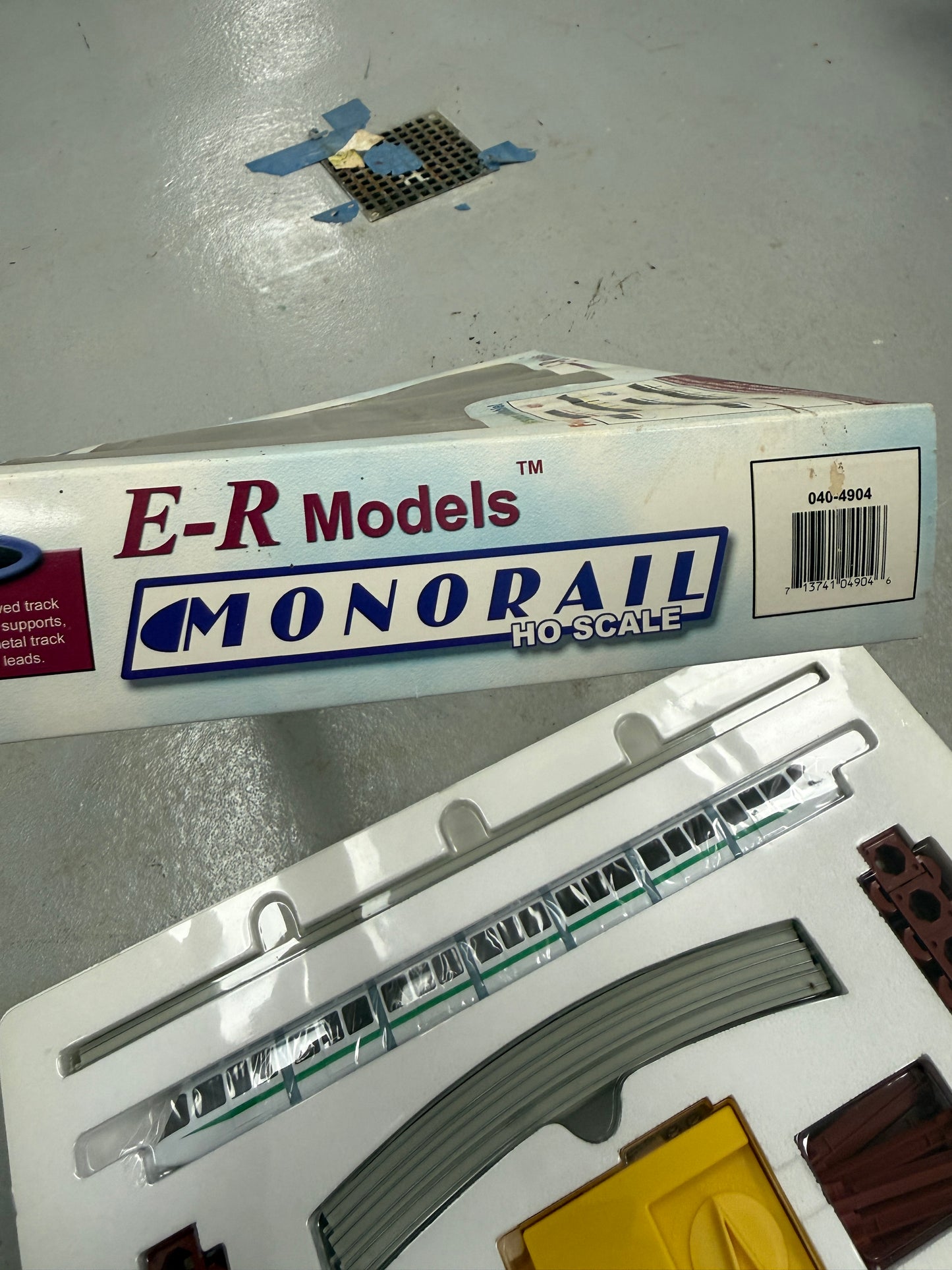E-R Models Monorail # 4904 Green complete train set NIB