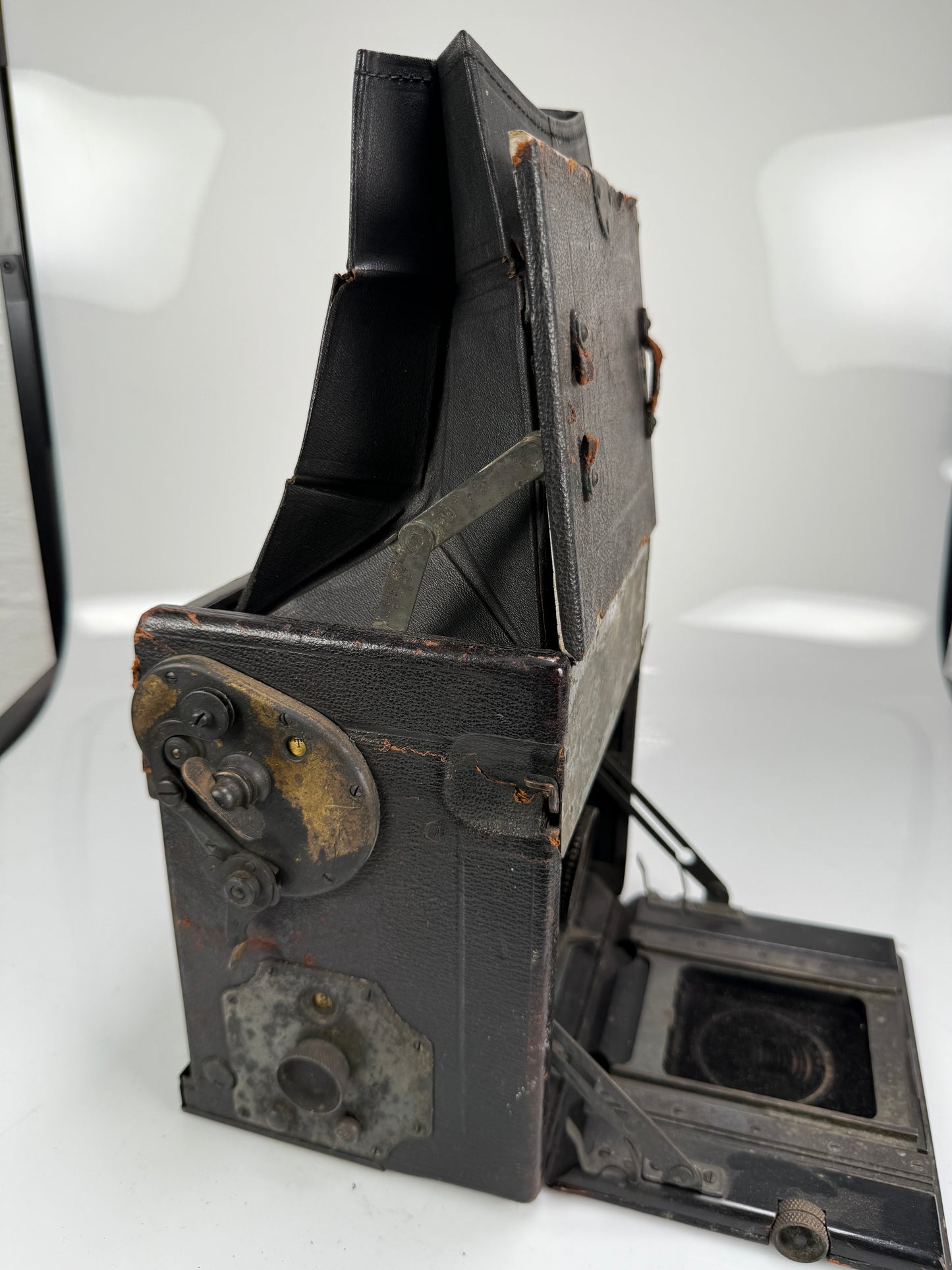 Compact Graflex 3¼x5½ SLR Focal Plane Shutter Camera with Kodak No 32 anastigmat lens