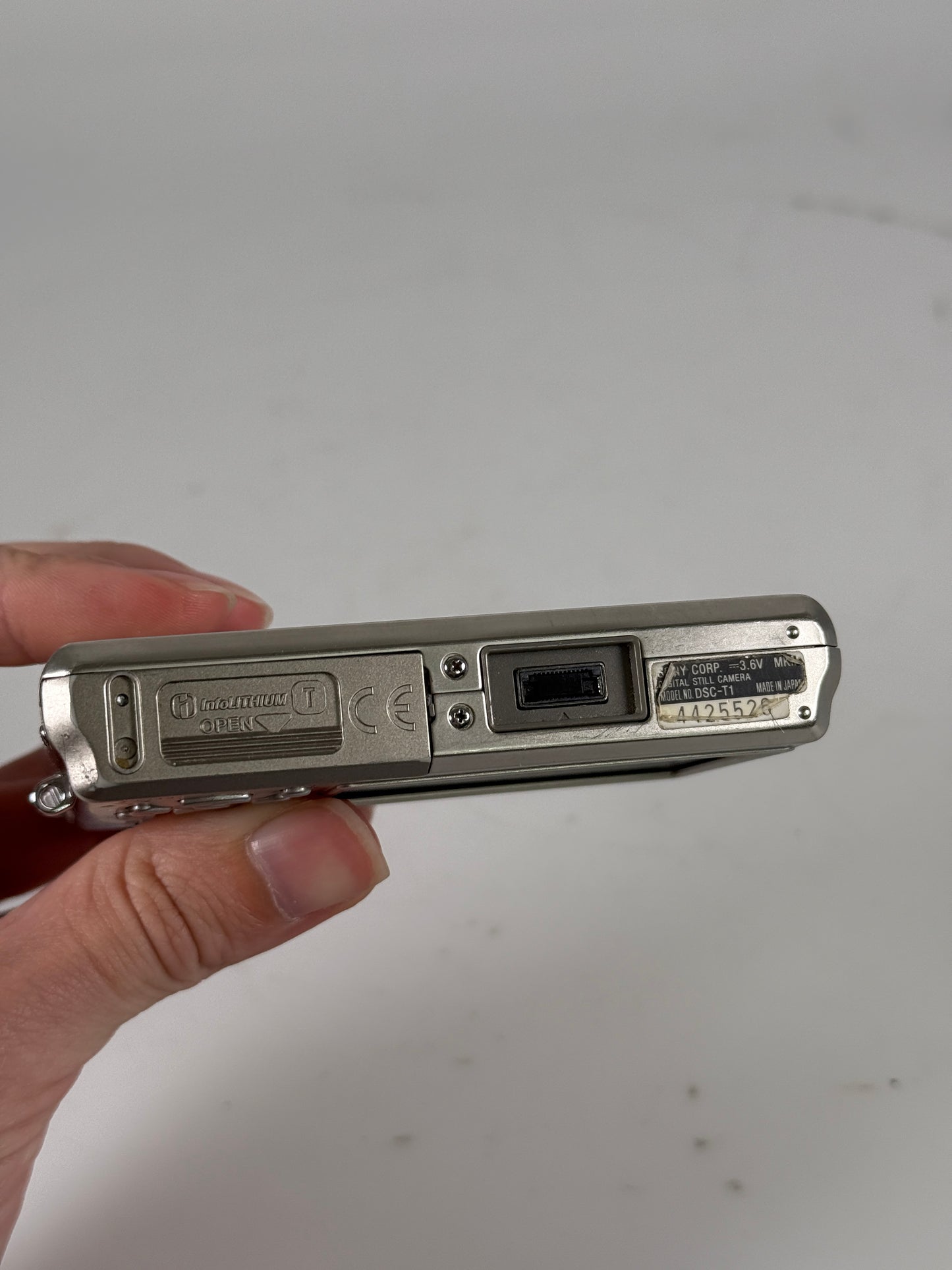 Sony Cyber-shot DSC-T1 5.0MP Digital Camera - point and shoot