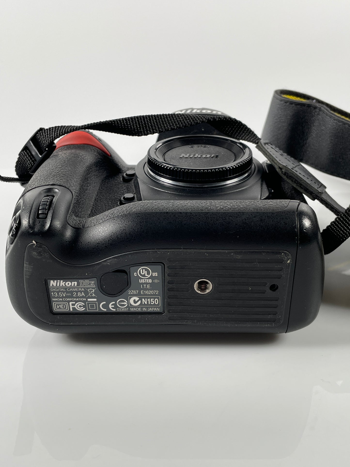 Nikon D2X DSLR Camera Body {12MP} (Body Only)