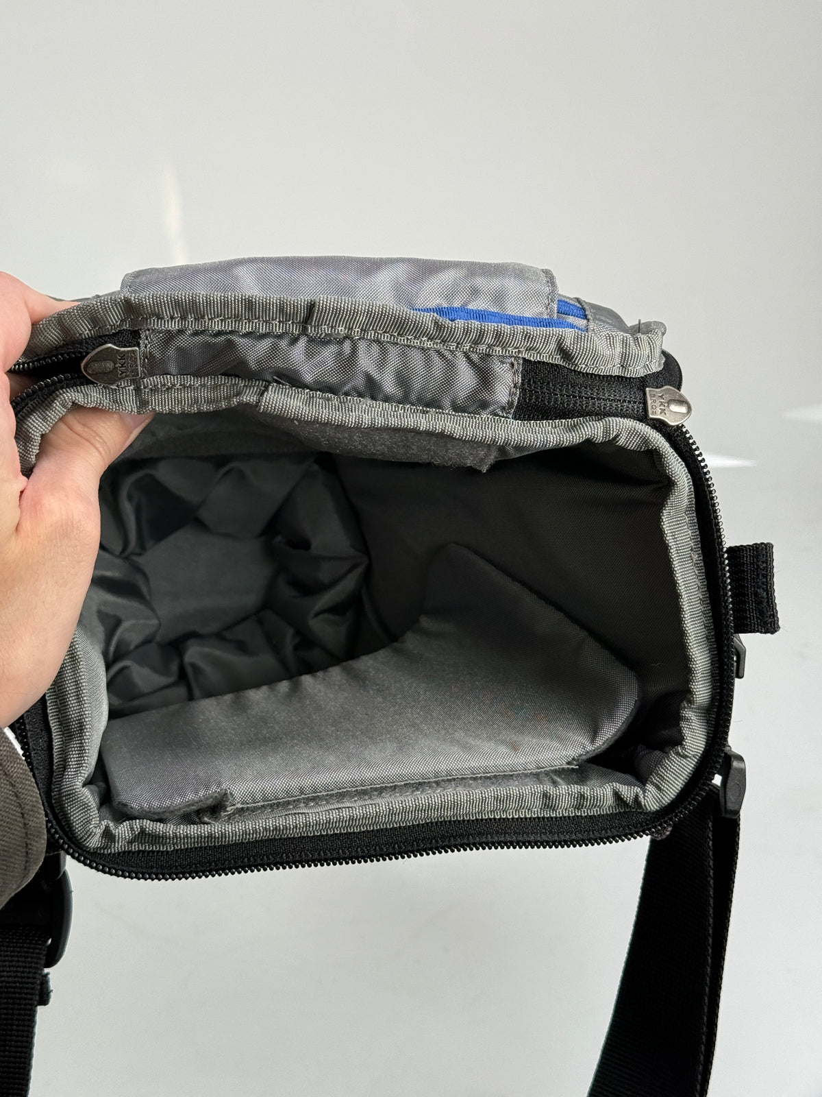 Think Tank Digital Holster 20 V2.0 Bag Zipper Secured Lid Travel Black