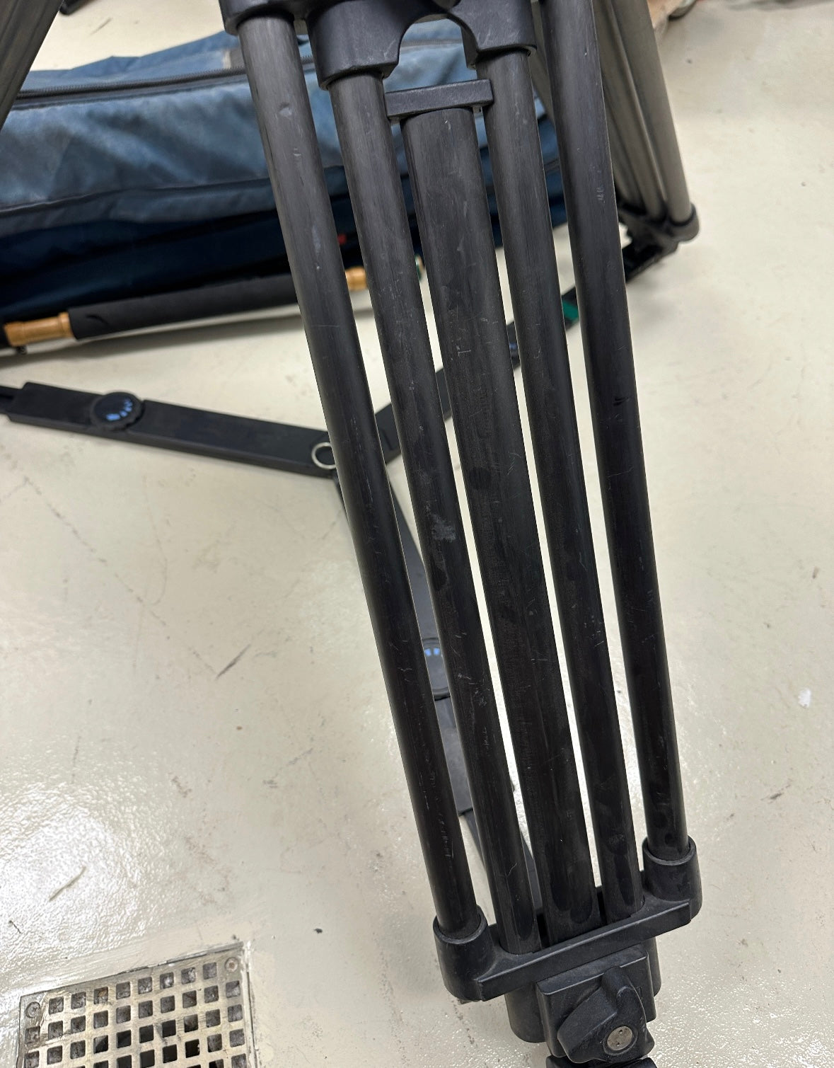 Vinten Vision 100 Fluid Head with Carbon Fiber 2-Stage Tripod