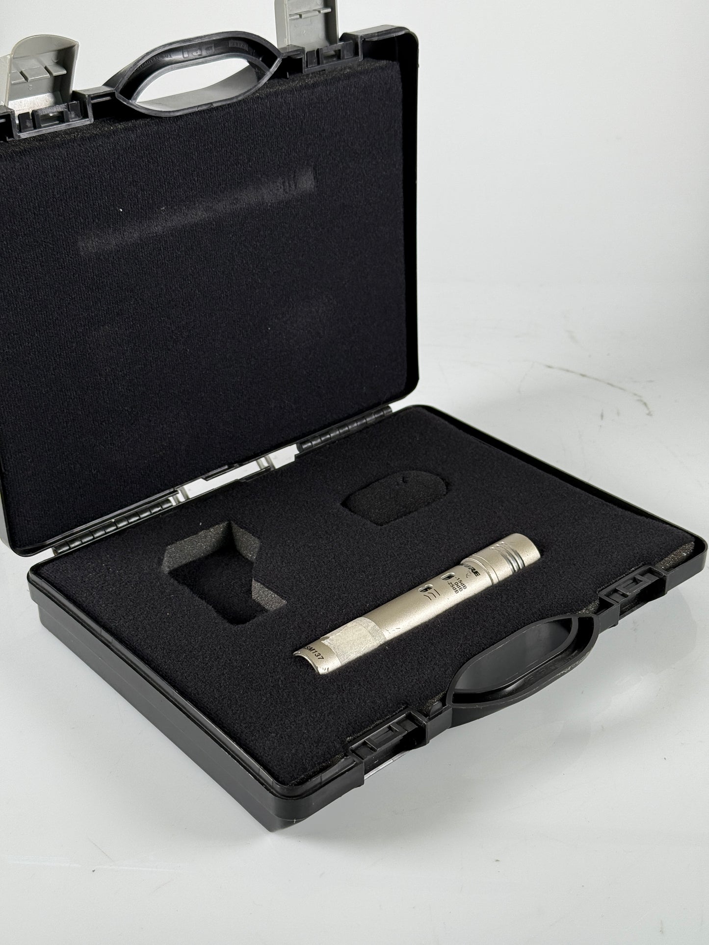 Shure KSM137/SL Cardioid Studio Condenser Microphone