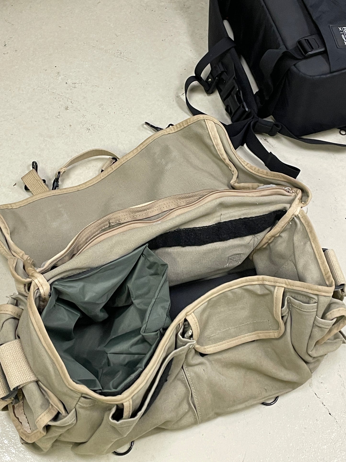 DOMKE ORIGINAL CAMERA SHOULDER BAG IN TAN, NICE & CLEAN