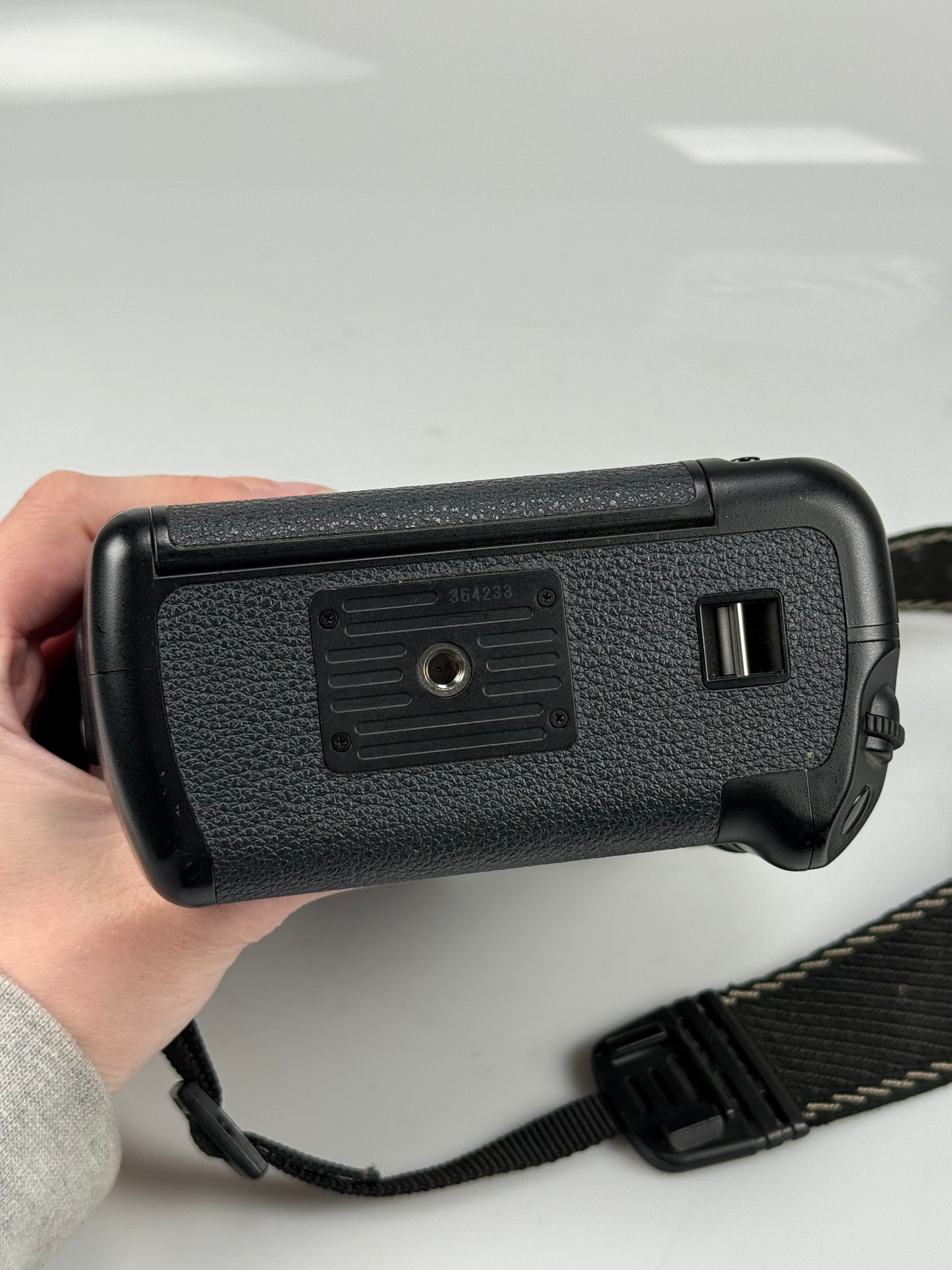 Canon EOS D60 6.3MP Digital SLR Camera Body with grip