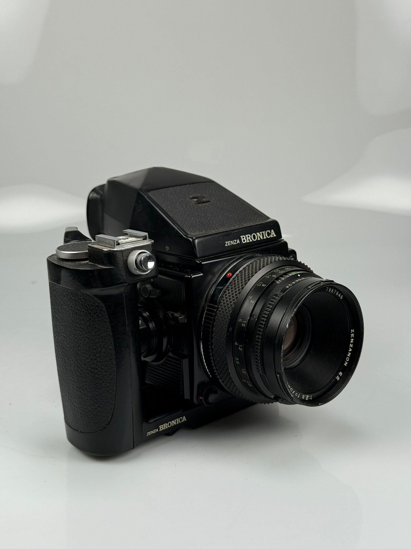 Zenza Bronica ETRSi Medium Format Film Camera, prism, Finder grip, 75mm f2.8 lens kit