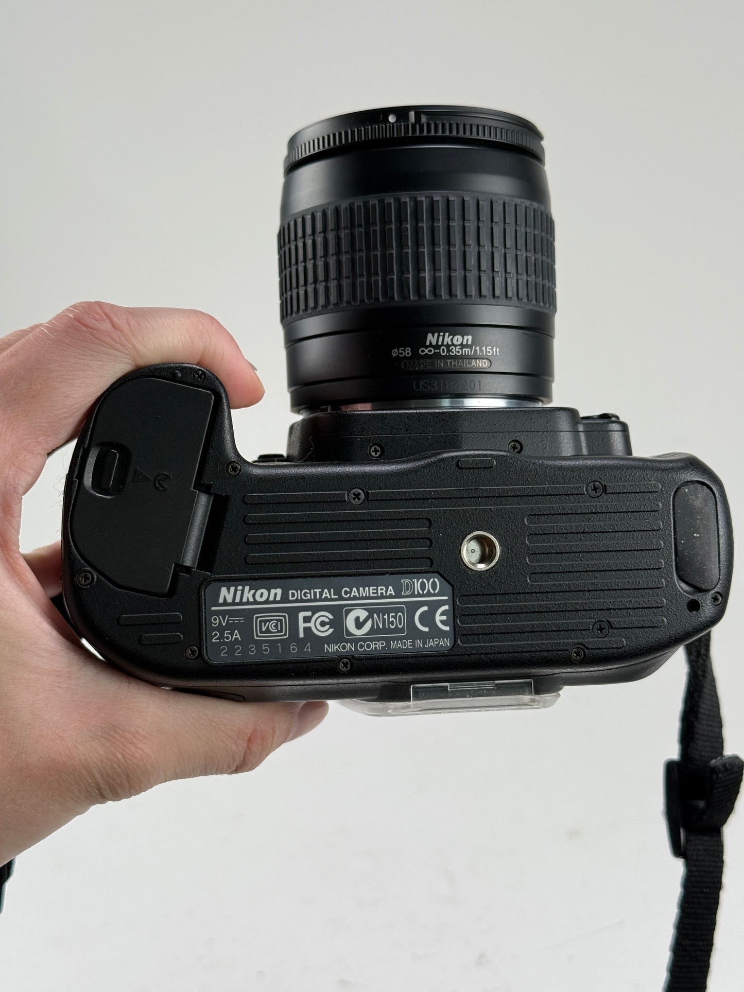 Nikon D100 DX Digital SLR Camera kit with 28-80mm lens