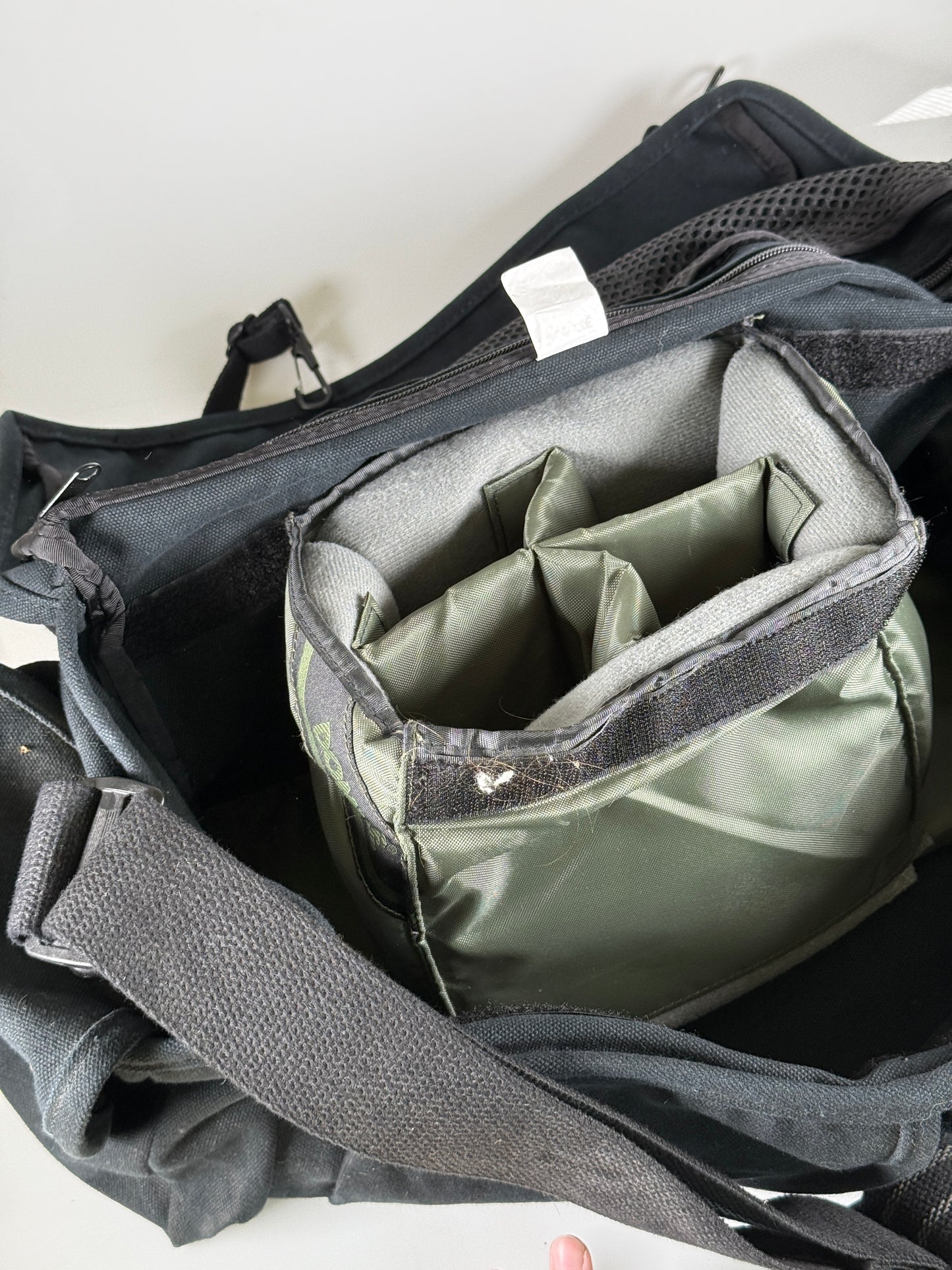 DOMKE F-1X CAMERA SHOULDER BAG IN Black, with insert