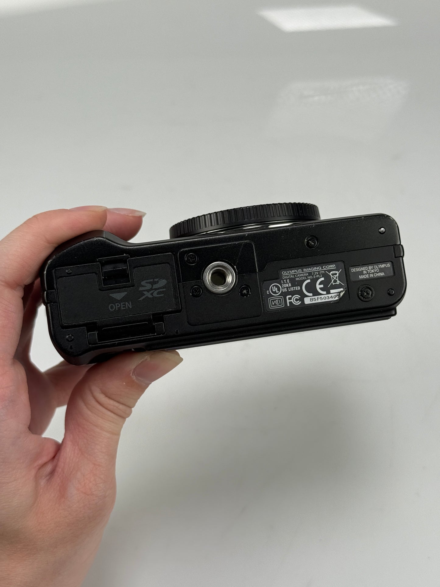 OLYMPUS PEN E-PL2 12.3 MP Mirrorless DSLR Camera body