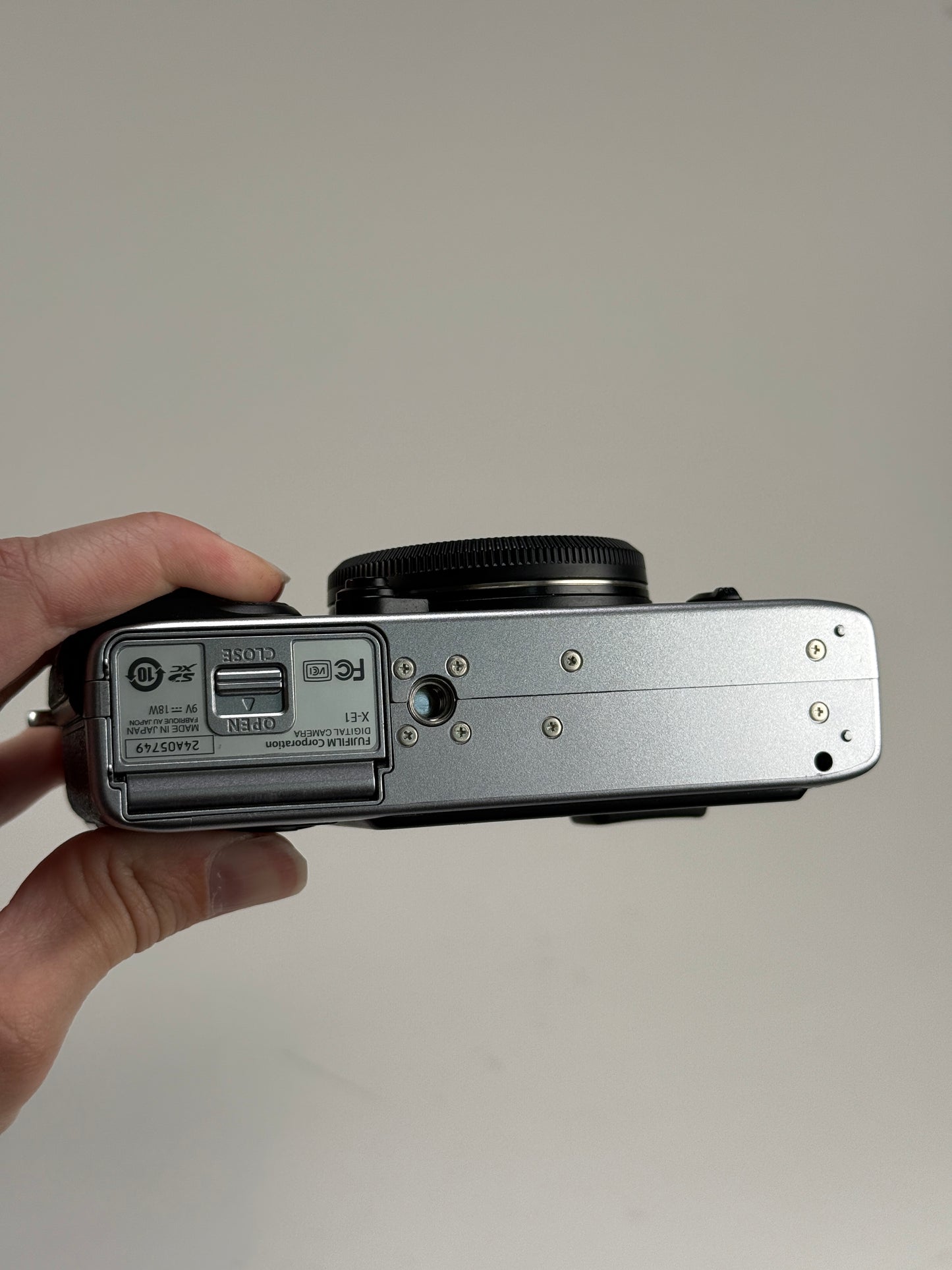 Fuji Fujifilm X-E1 16.3MP Digital Mirrorless Camera Body Silver