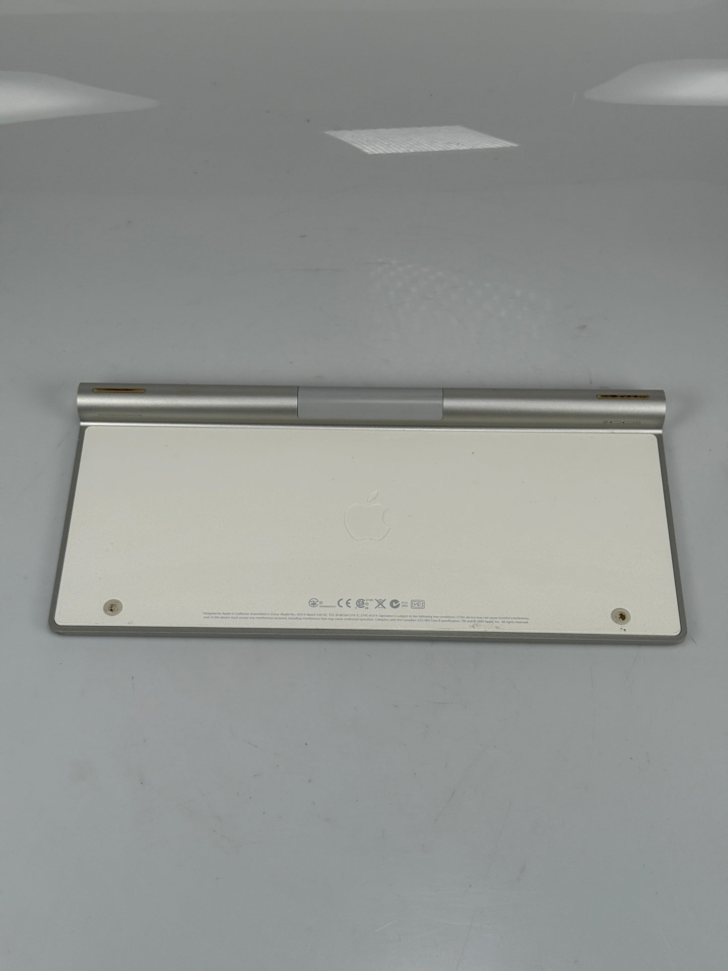 Apple A1314 MC184LL/B Wireless Bluetooth Keyboard