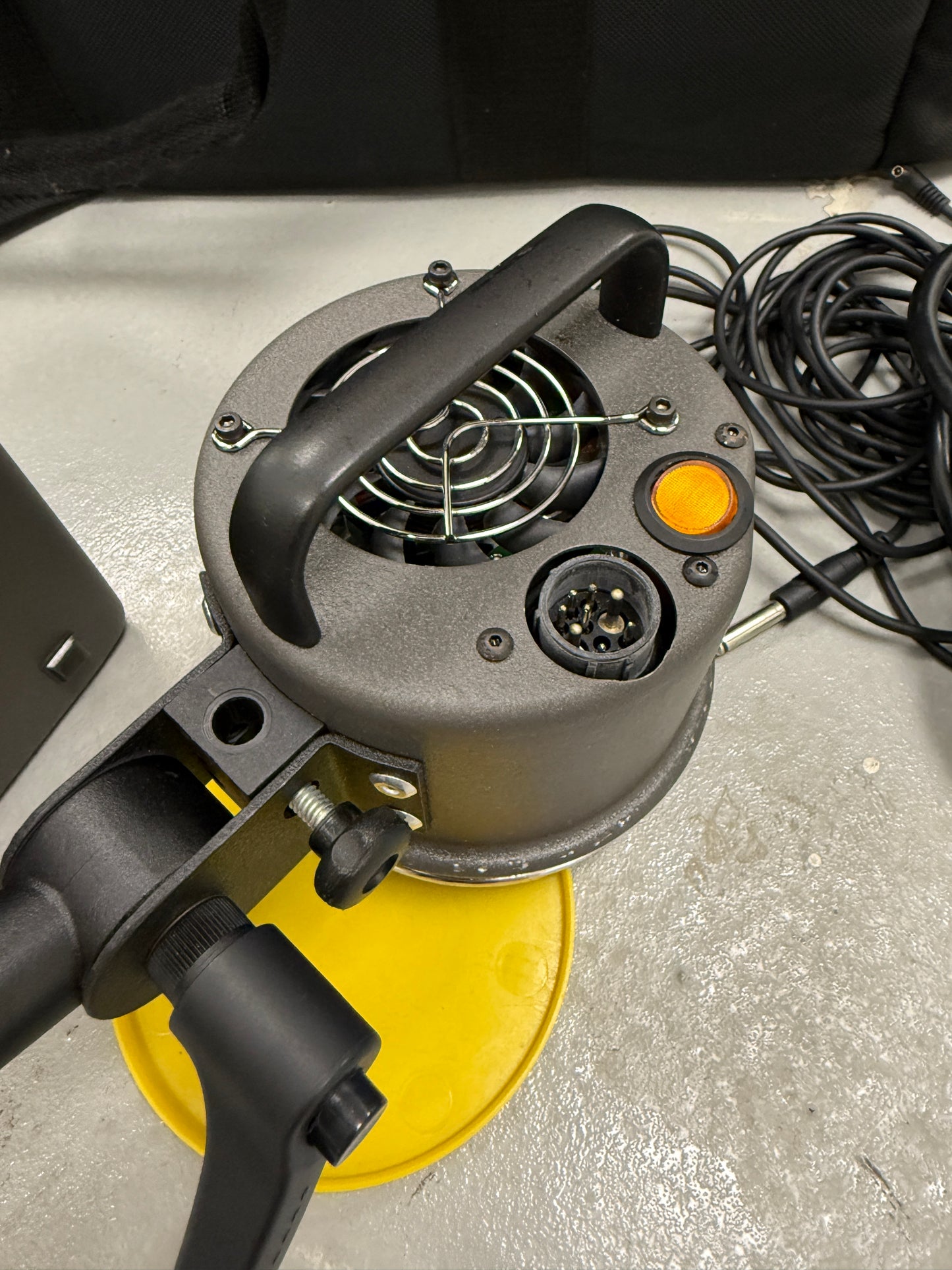Dynalite light kit with MP800 power pack and MH2065 head
