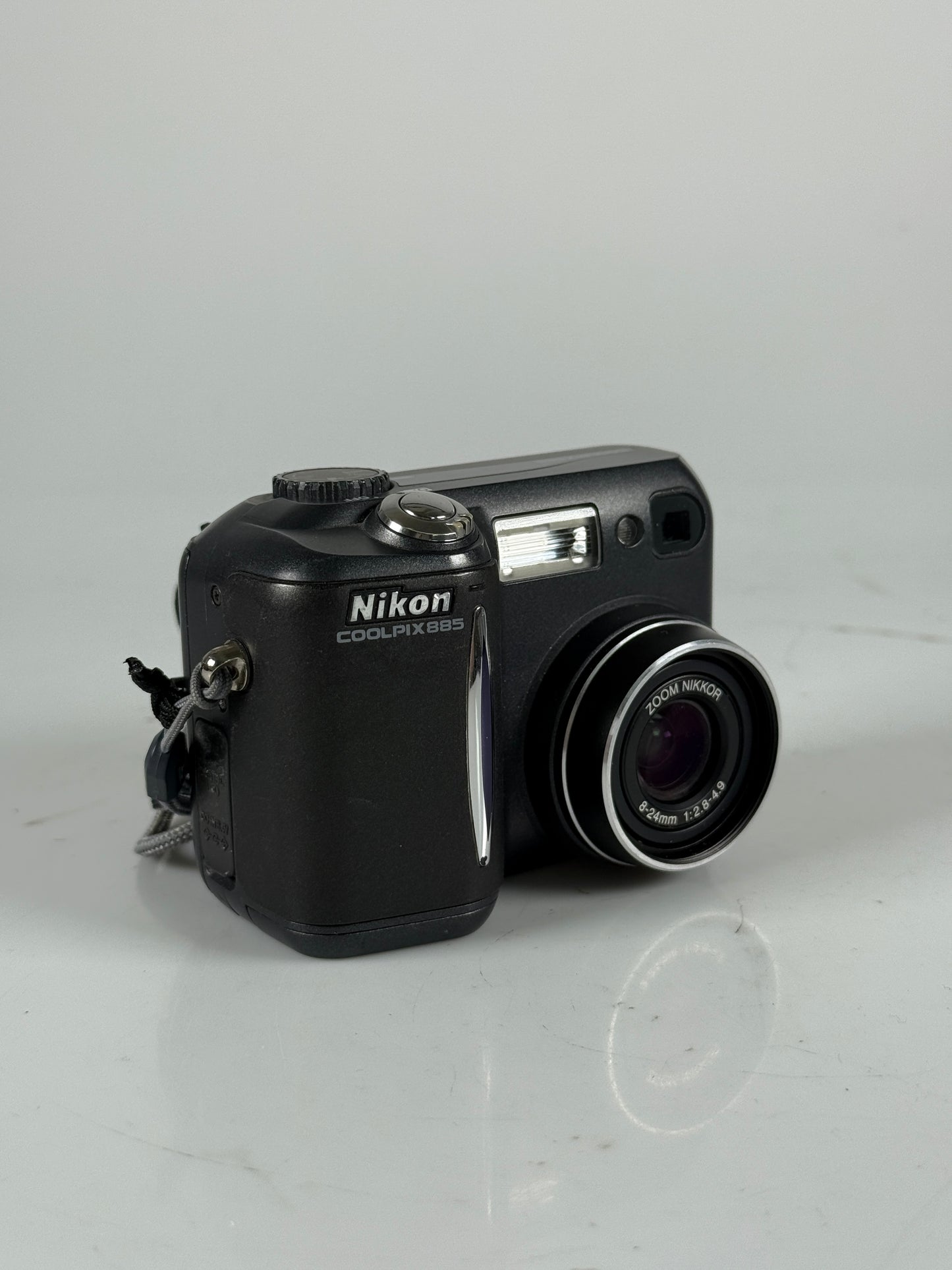 Nikon Coolpix 885 3.2MP Digital Camera (Camera + Battery/Charger)