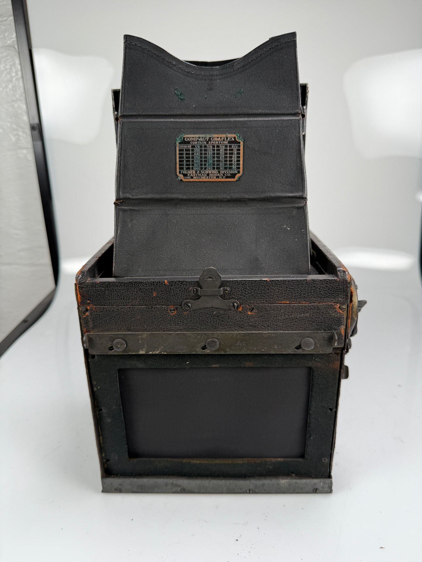 Compact Graflex 3¼x5½ SLR Focal Plane Shutter Camera with Kodak No 32 anastigmat lens