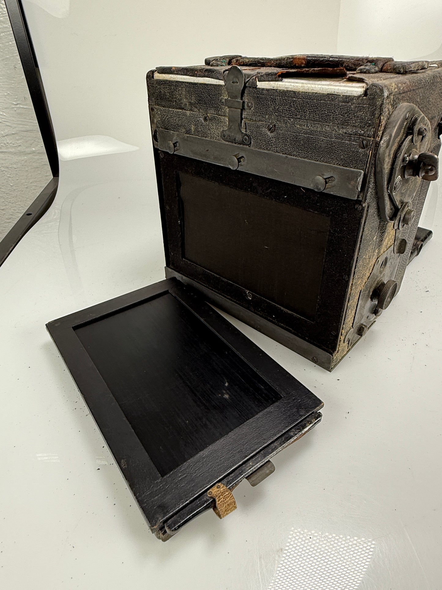 Compact Graflex 3¼x5½ SLR Focal Plane Shutter Camera with lens