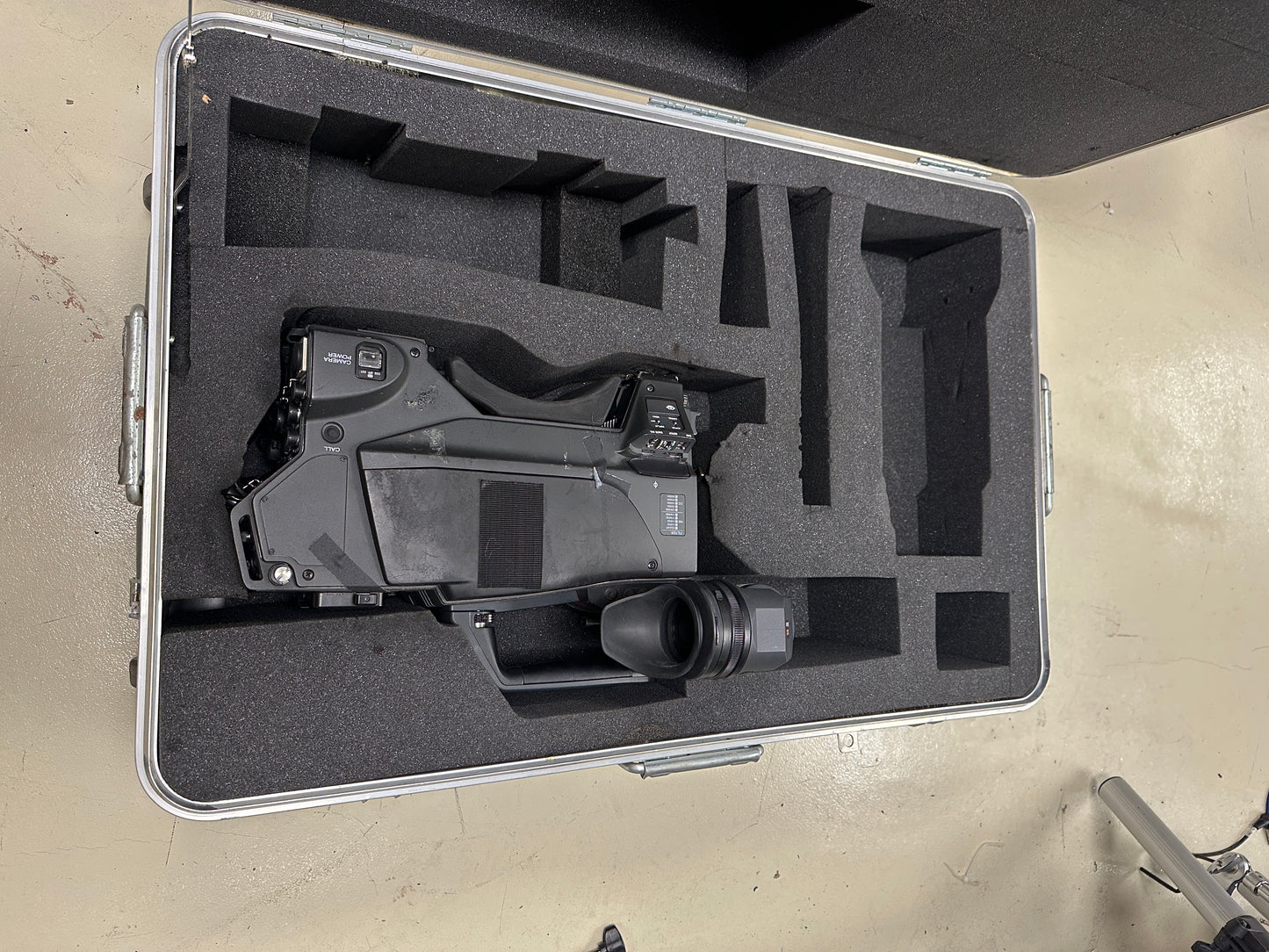 Sony Thermodyne LC-424TH Shipping Case with built-in Wheels & Protective Foam