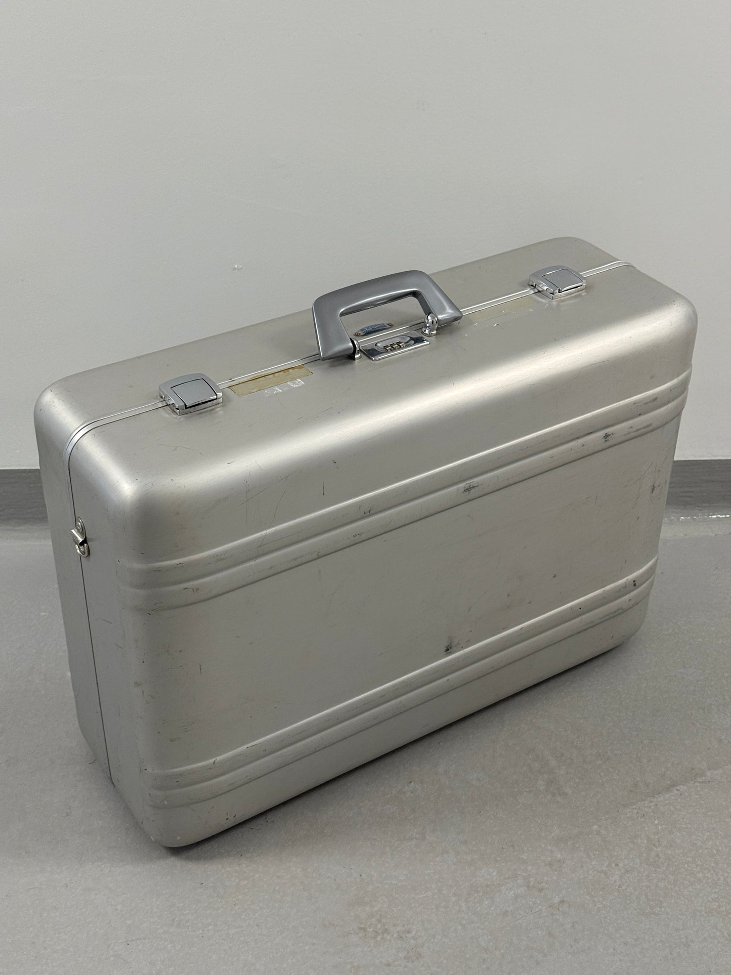 Zero Halliburton Aluminum camera Combo Lock Case 26x18x8