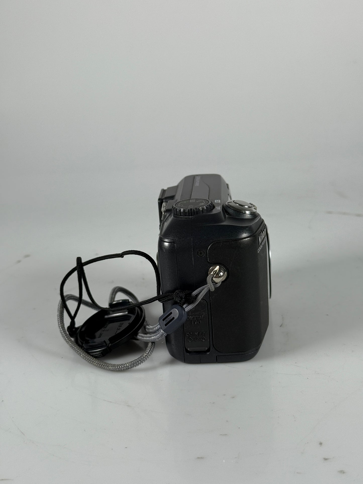 Nikon Coolpix 885 3.2MP Digital Camera (Camera + Battery/Charger)