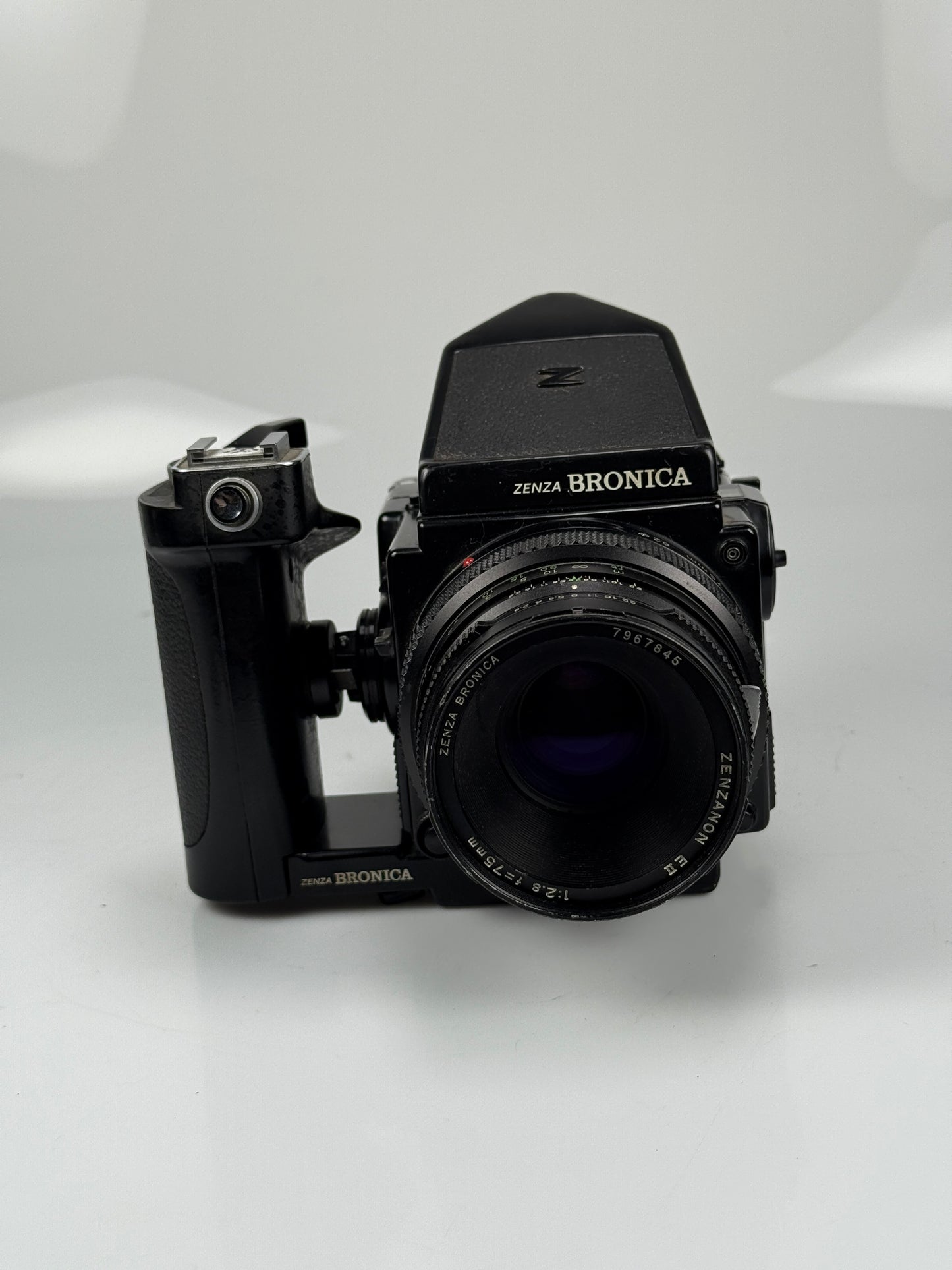 Zenza Bronica ETRSi Medium Format Film Camera, prism, Finder grip, 75mm f2.8 lens kit
