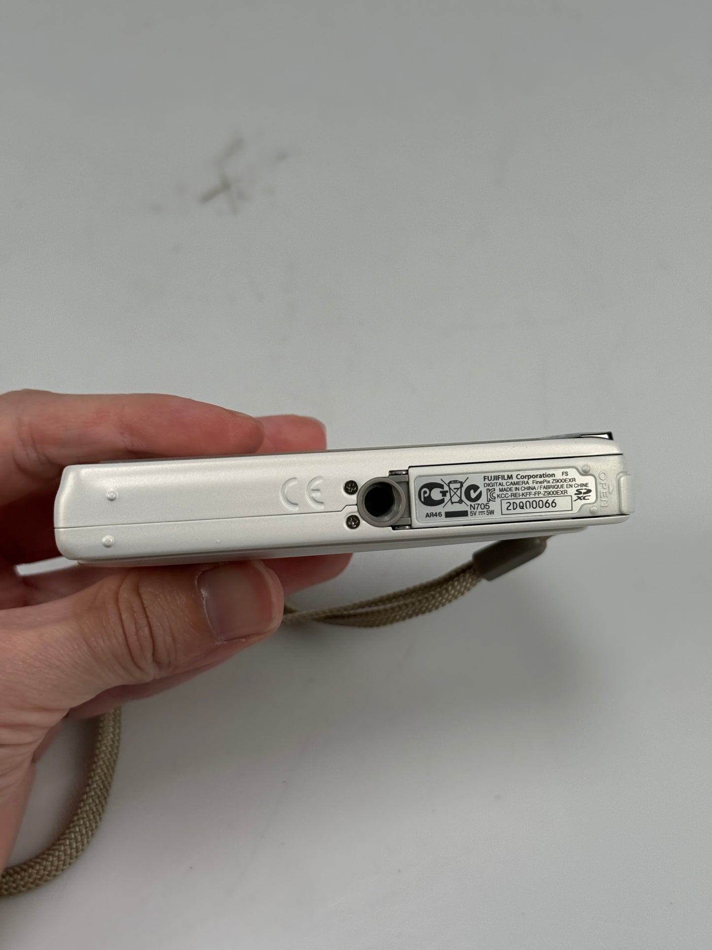 FUJIFILM FinePix Z900EXR 16.0MP Compact Digital Camera White