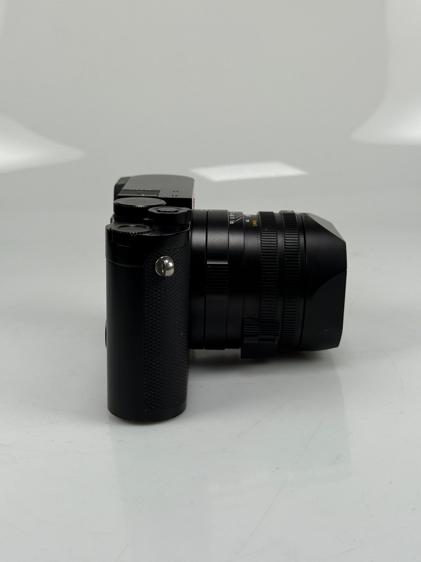 Leica Q2 Digital Camera 47.3MP w/28mm f1.7 ASPH Summilux Lens #19050