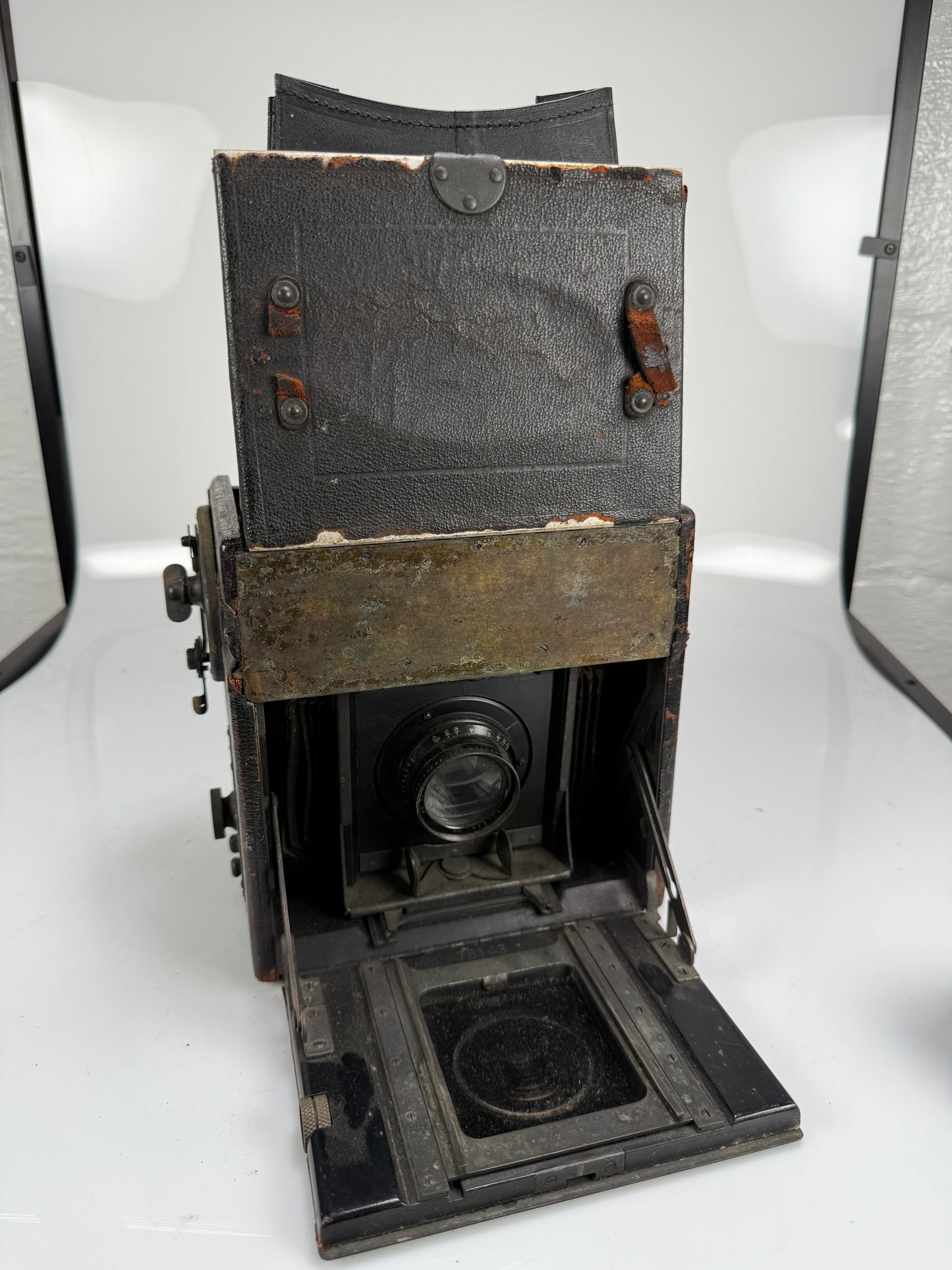 Compact Graflex 3¼x5½ SLR Focal Plane Shutter Camera with Kodak No 32 anastigmat lens