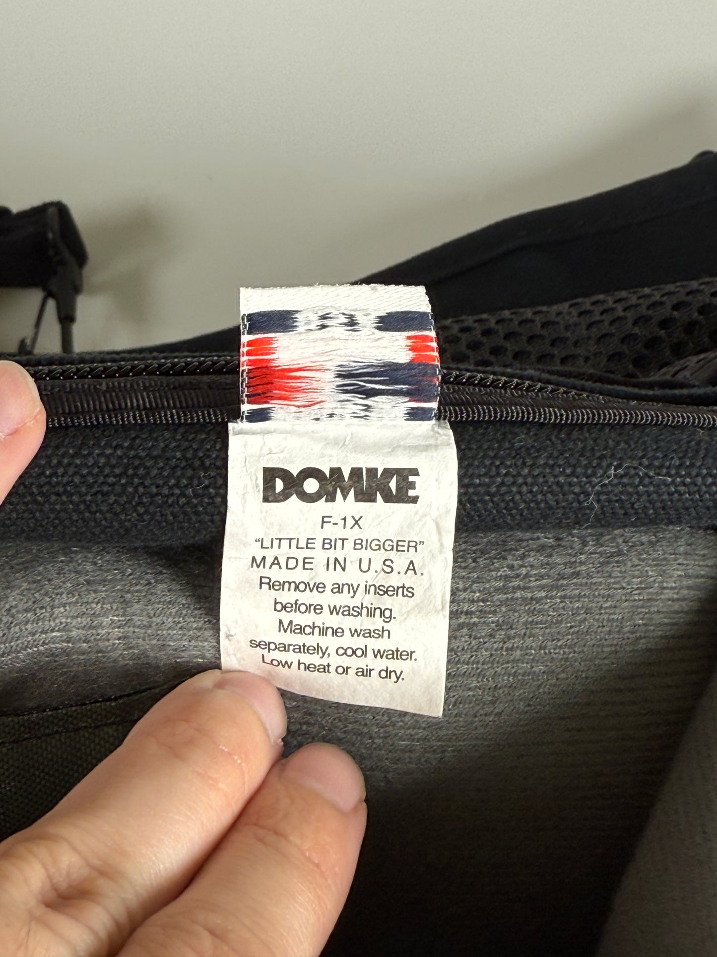 DOMKE F-1X CAMERA SHOULDER BAG IN Black, with insert