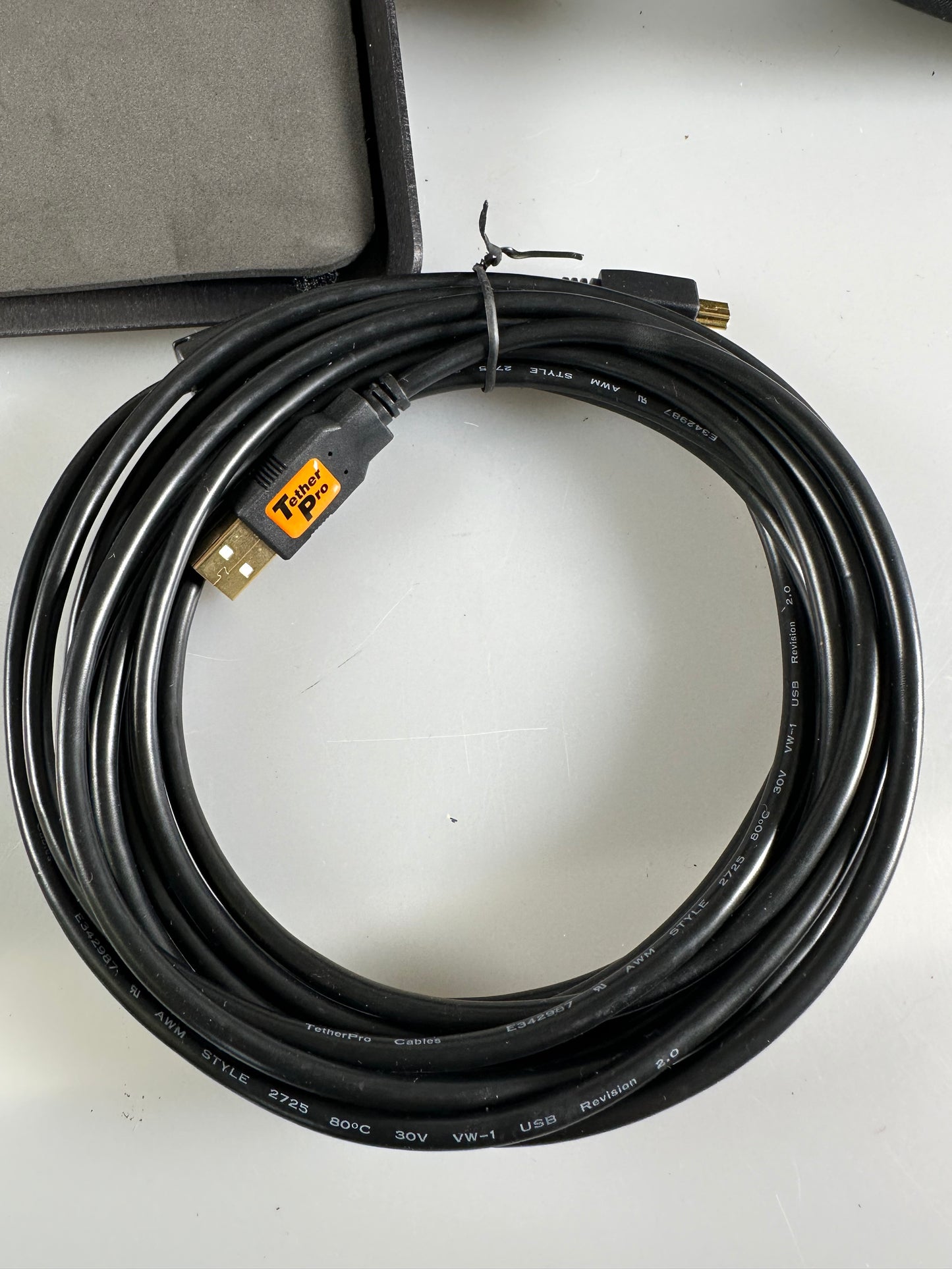 Tether Tools Tether Table for laptop with Tether Pro cord