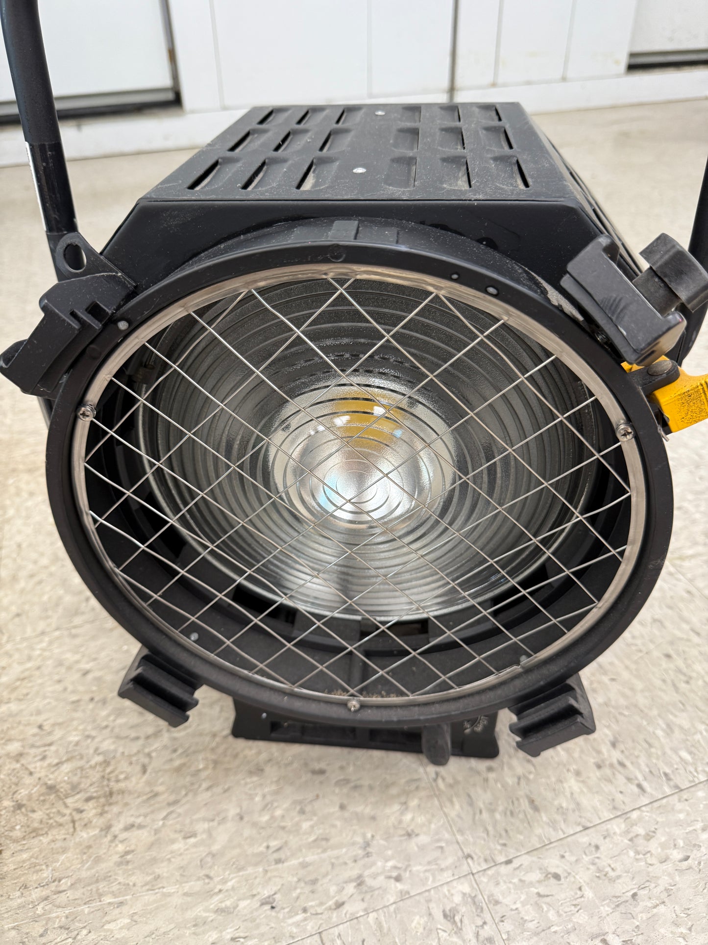 DeSisti LED Leonardo 10 LED Fresnel Eco Friendly Light