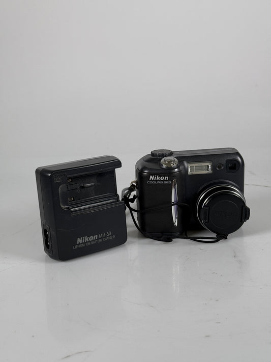 Nikon Coolpix 885 3.2MP Digital Camera (Camera + Battery/Charger)