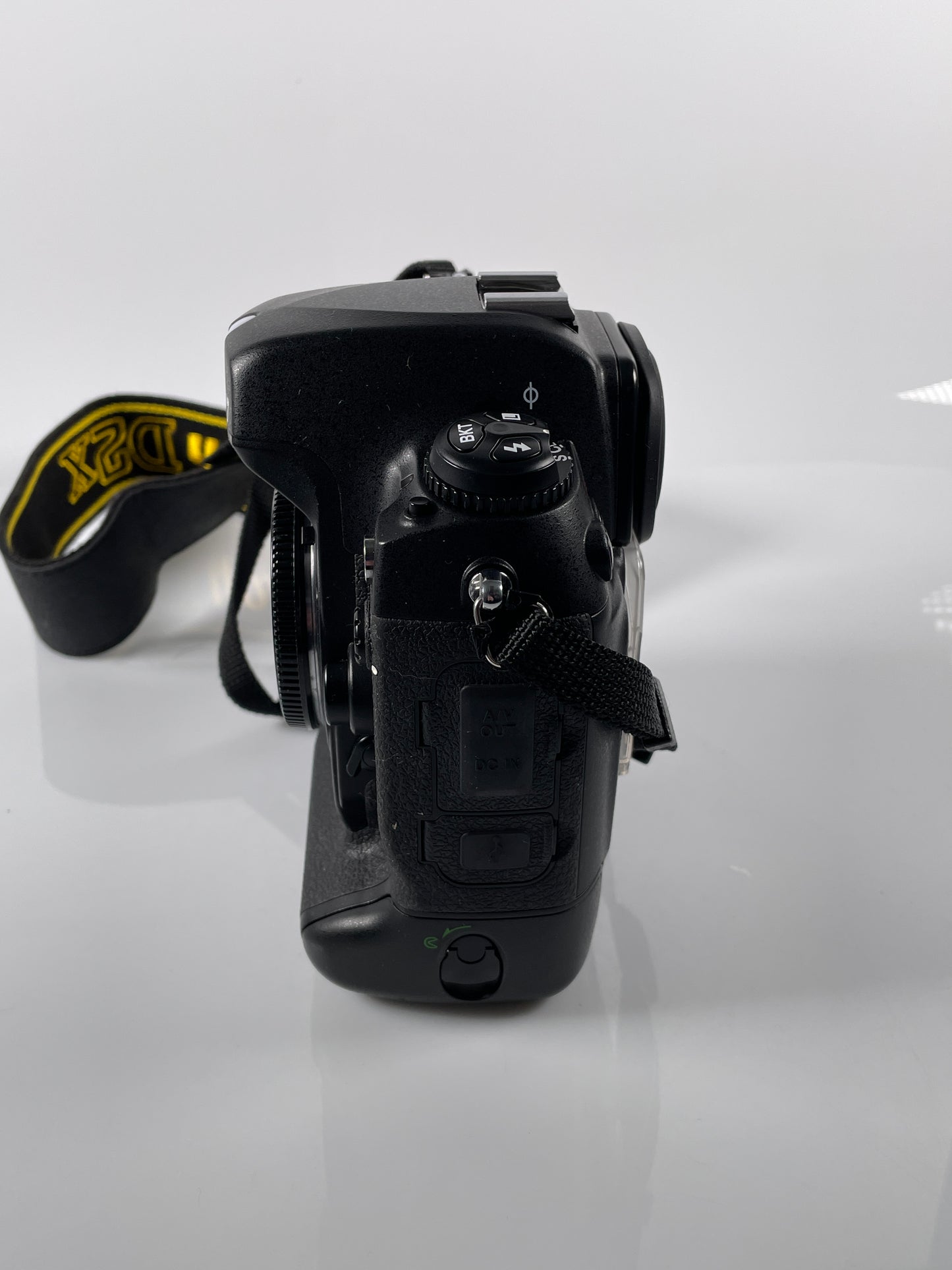Nikon D2X DSLR Camera Body {12MP} (Body Only)