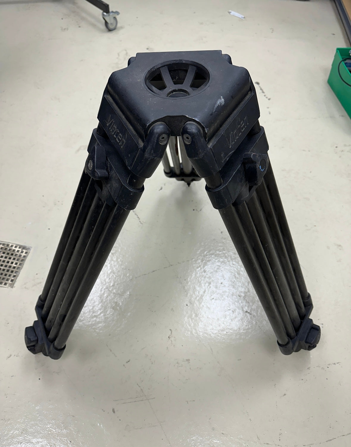 Vinten 3772-3 ENG Carbon Fiber 2-Stage Pozi-Loc Tripod Legs