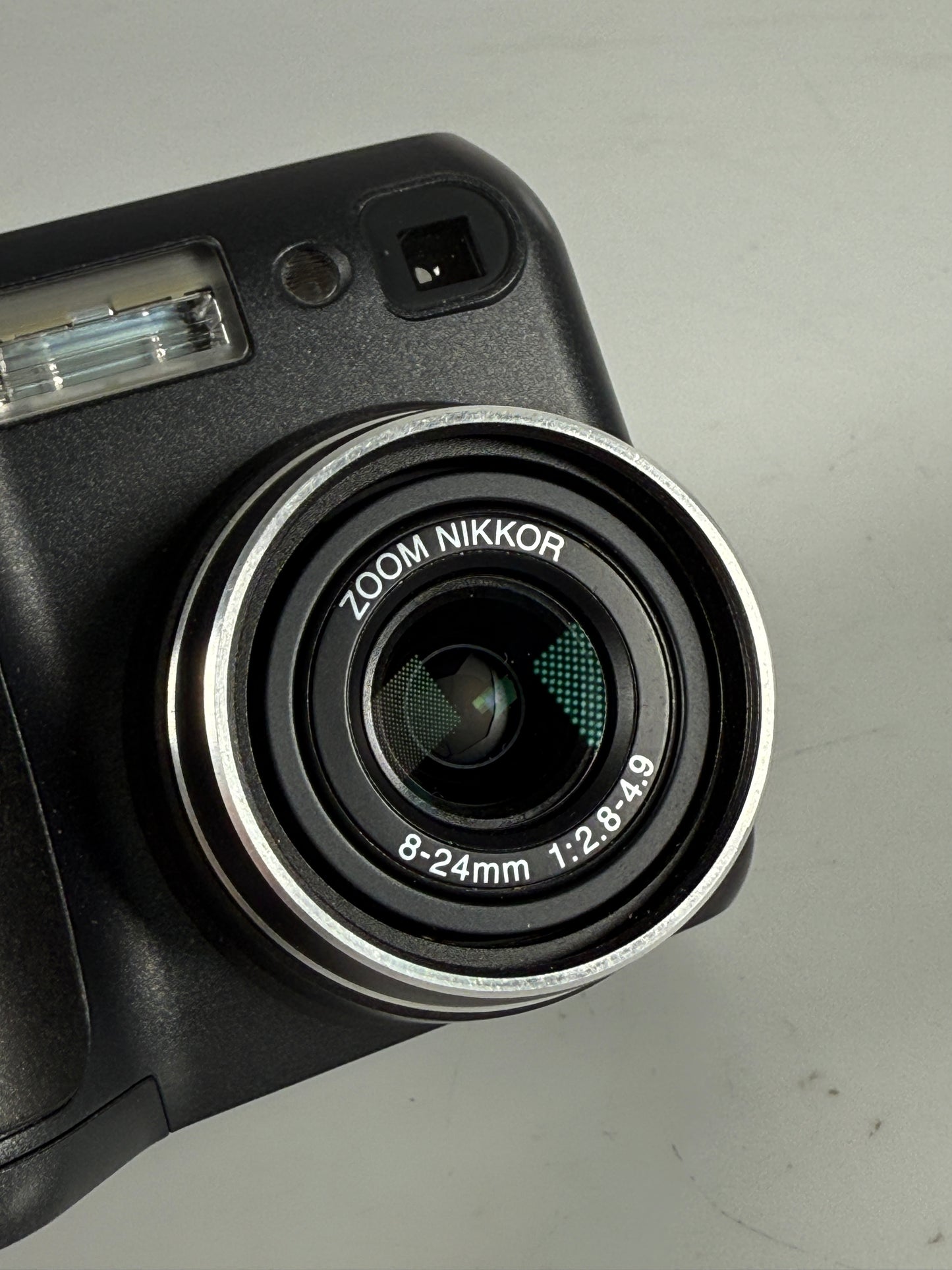 Nikon Coolpix 885 3.2MP Digital Camera (Camera + Battery/Charger)
