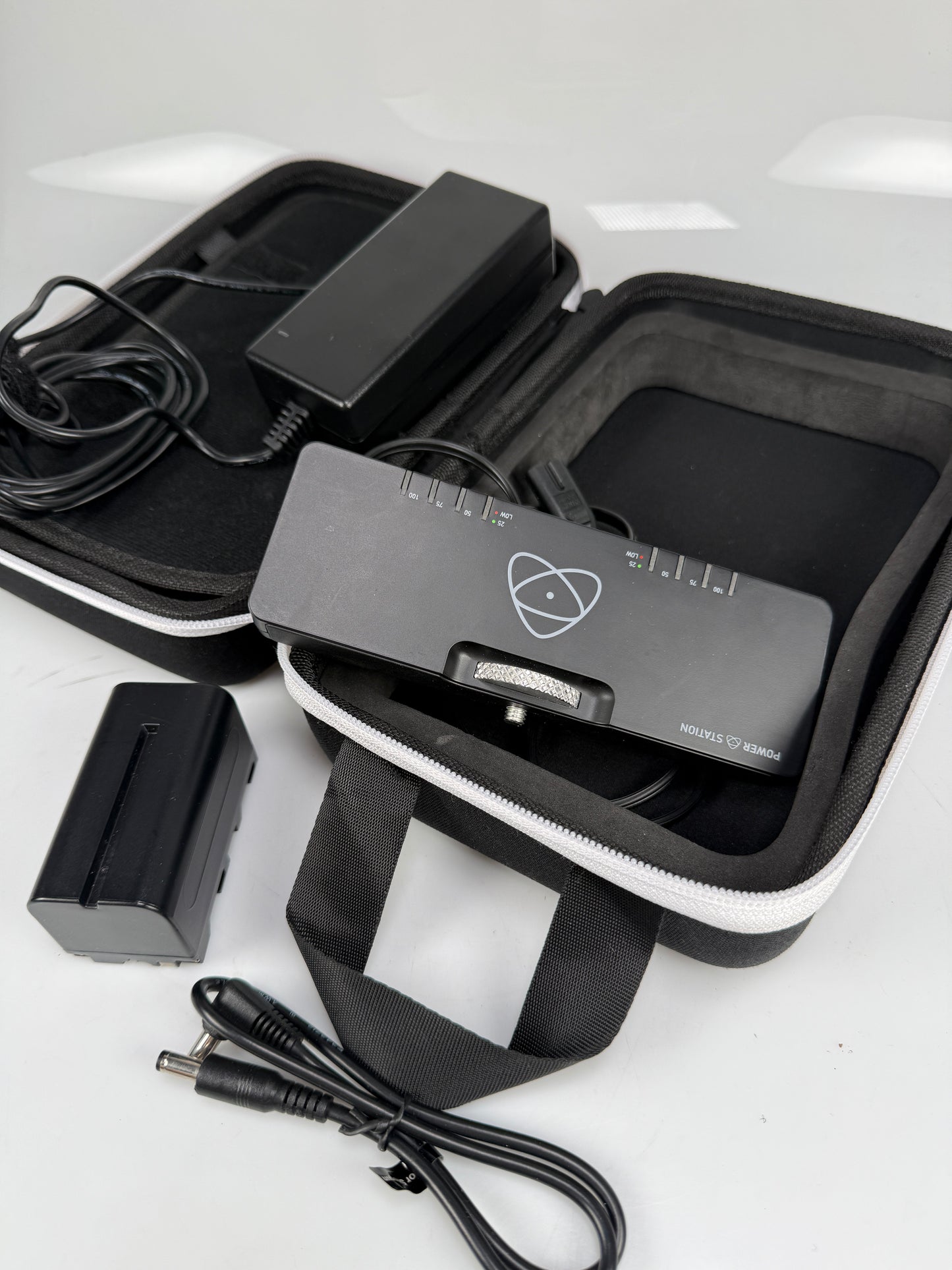 Atomos Power Station Video Dual Battery System 1 battery, AC/DC charging bundle