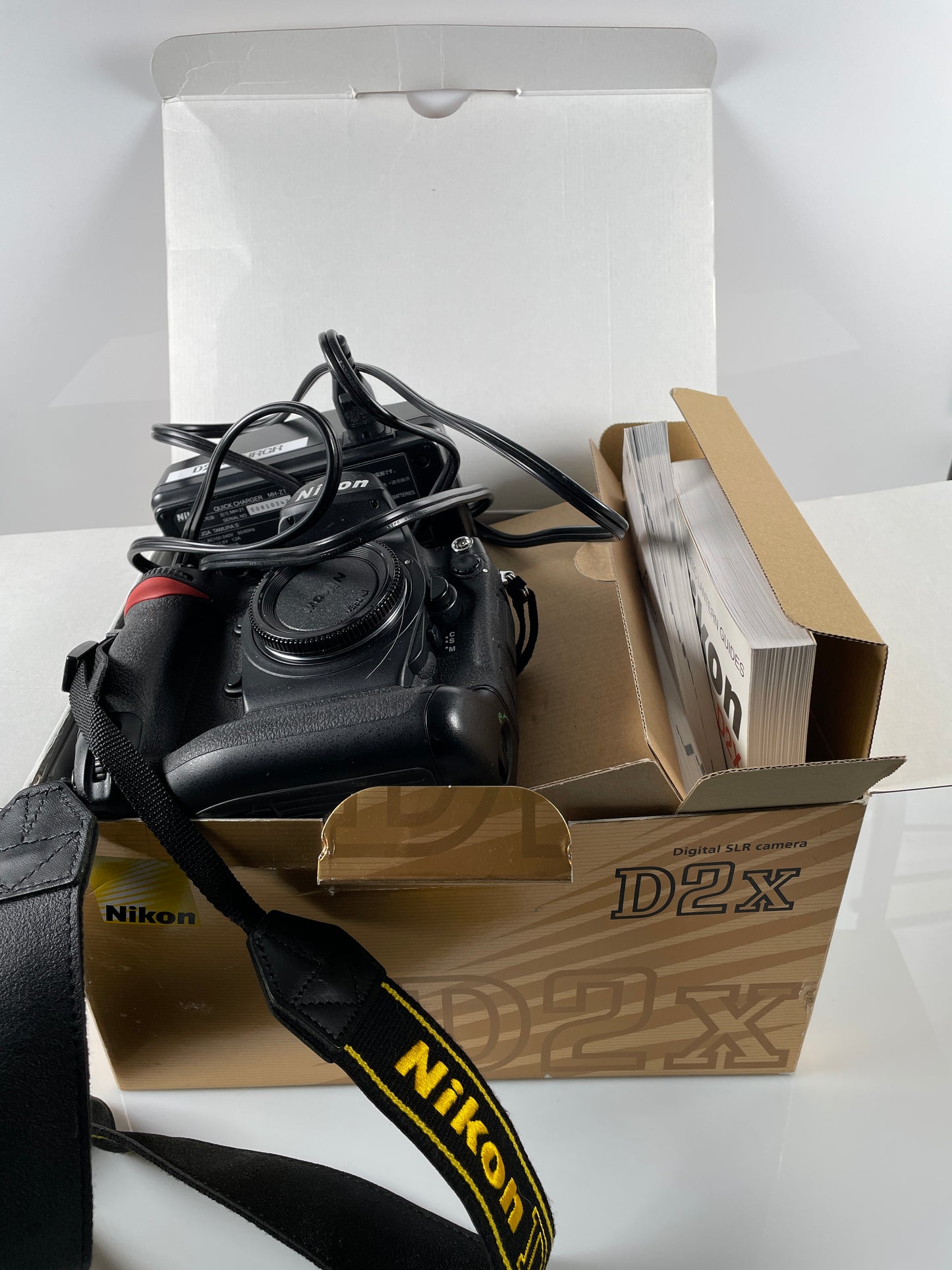 Nikon D2X DSLR Camera Body {12MP} (Body Only)
