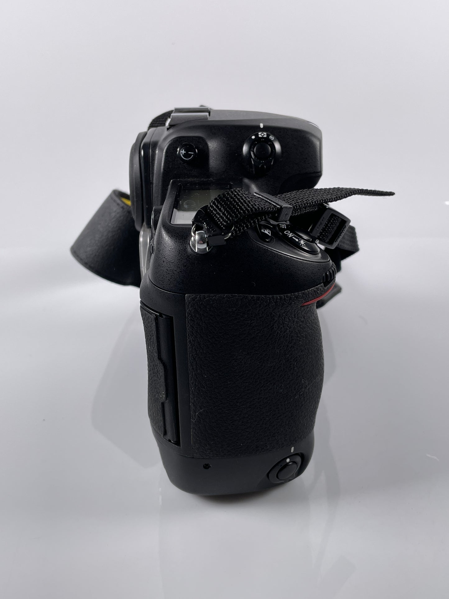 Nikon D2X DSLR Camera Body {12MP} (Body Only)