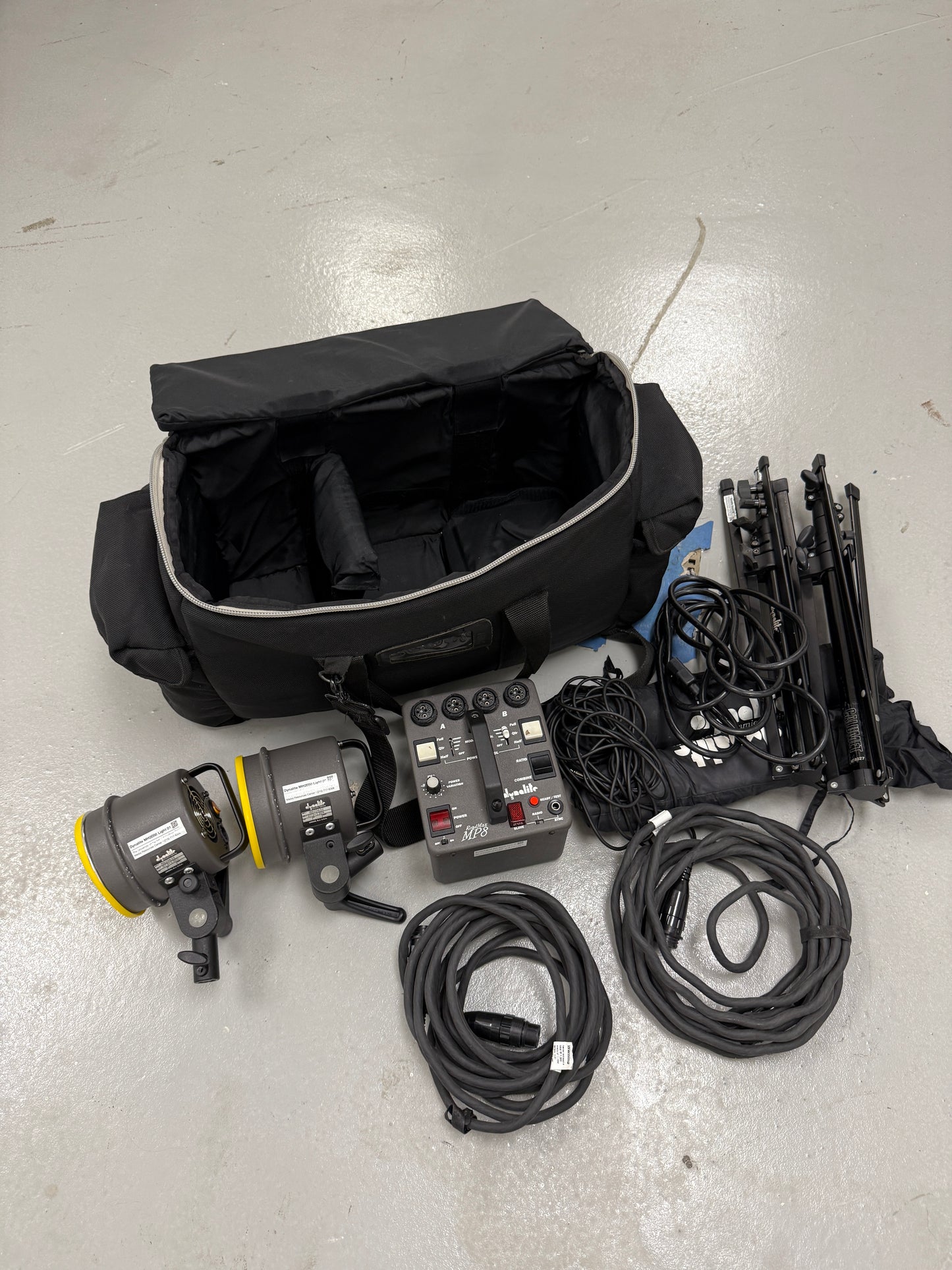 Dynalite light kit with MP800 power pack and MH2065 head