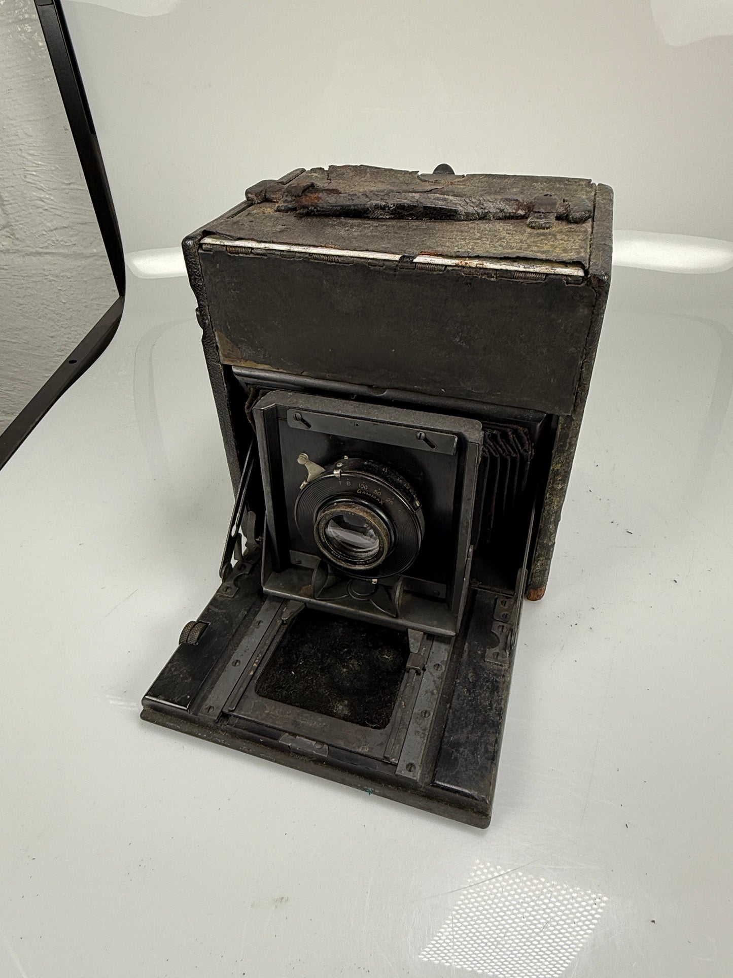 Compact Graflex 3¼x5½ SLR Focal Plane Shutter Camera with lens