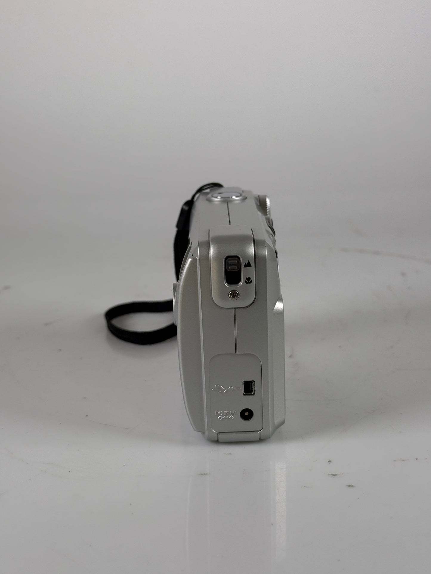 FujiFilm FinePix 2300 2.1 Mega Pixels Digital Camera