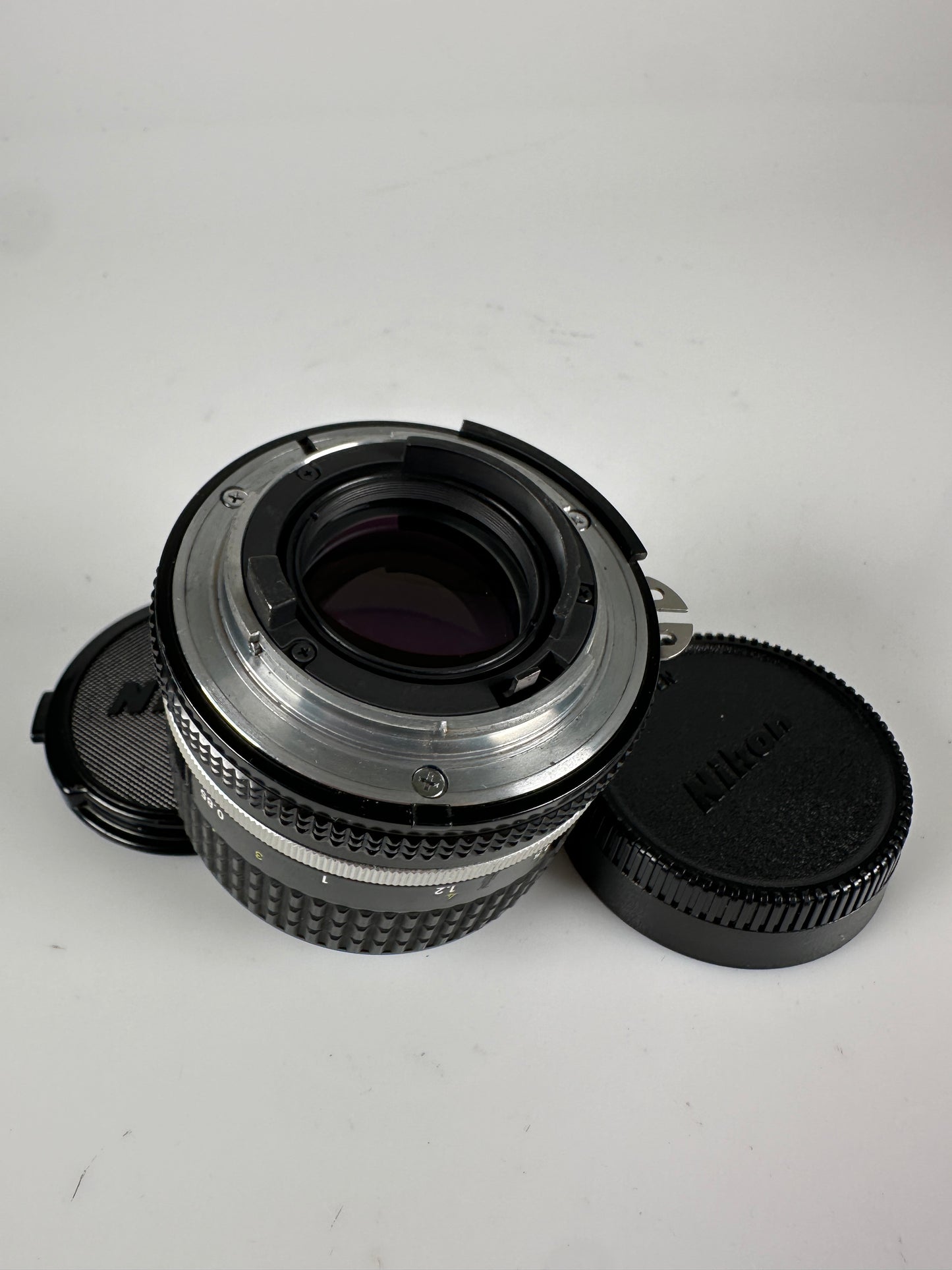 NIKON AIS NIKKOR 85mm f2 Portrait MF Prime Camera Lens