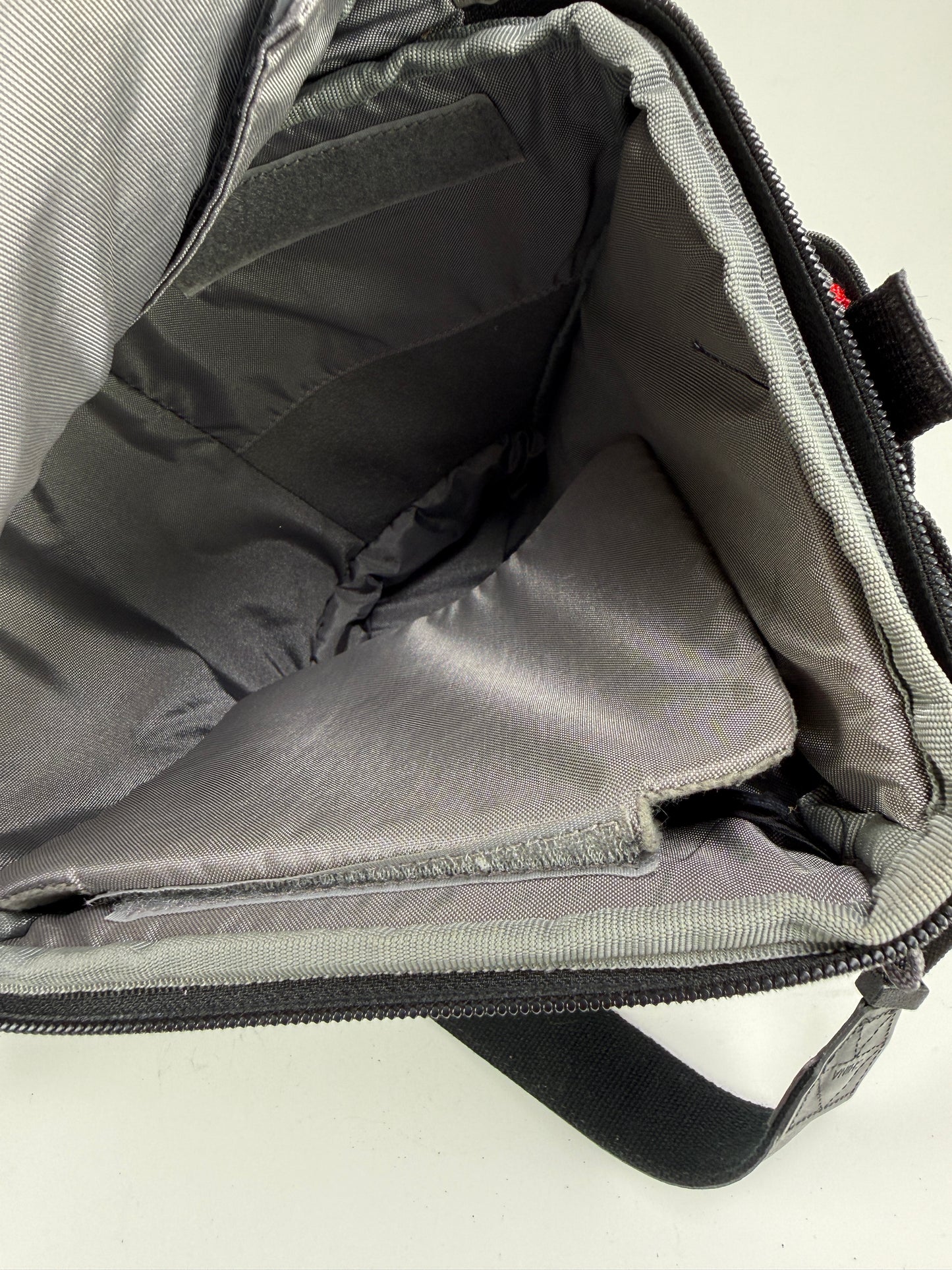 Think Tank Digital Holster 40 V2.0 Bag Zipper Secured Lid Travel Black (Copy)