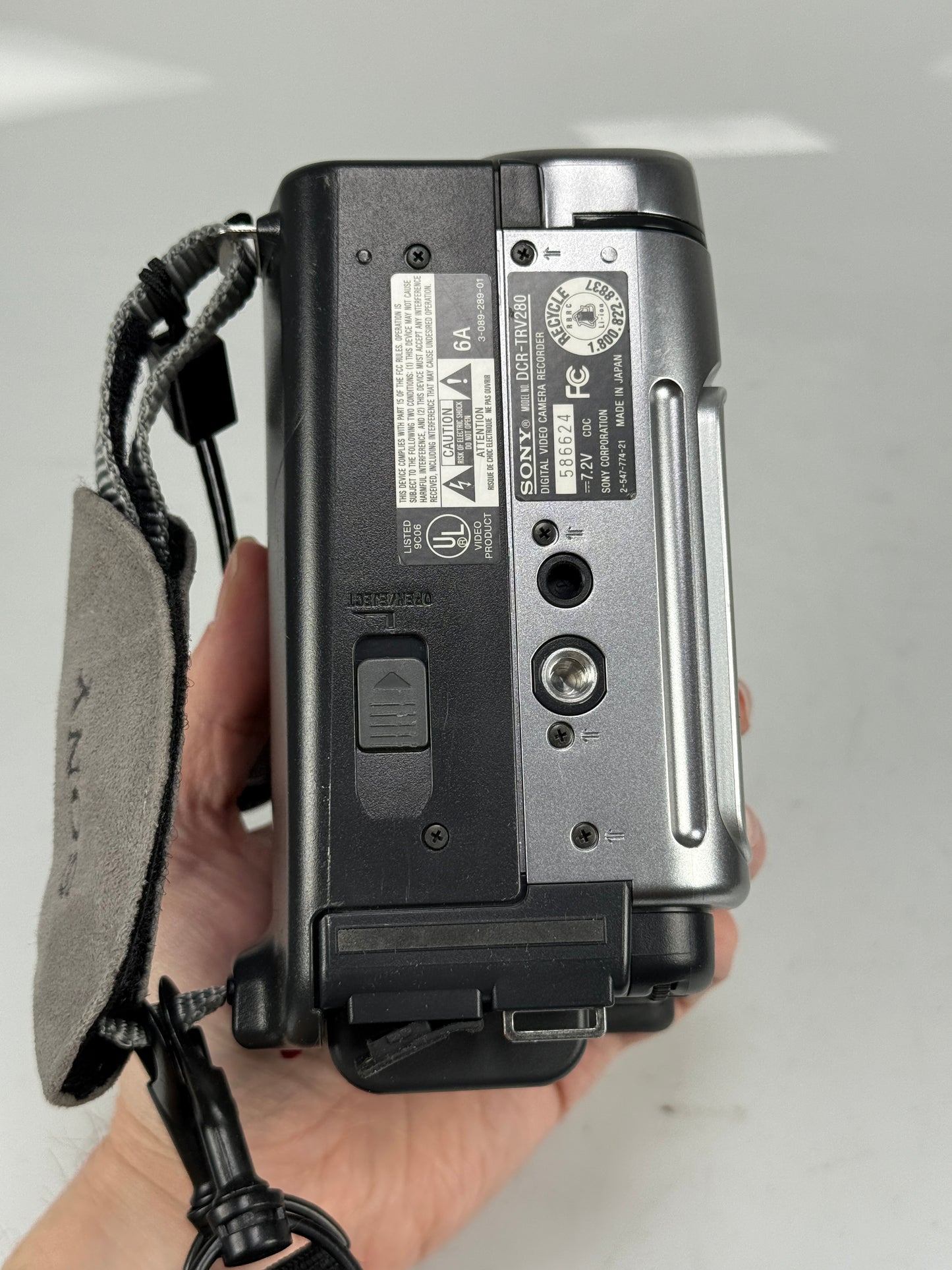 Sony DCR-TRV280 Digital 8 Hi8 Handycam Camcorder