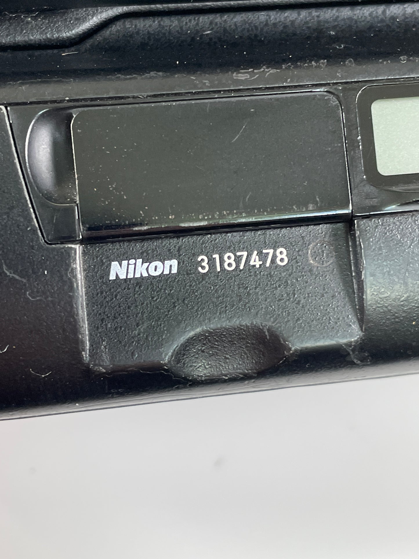 Nikon F5 Late S/N 318xxxx 35mm SLR Film Camera Body w/ MF-28