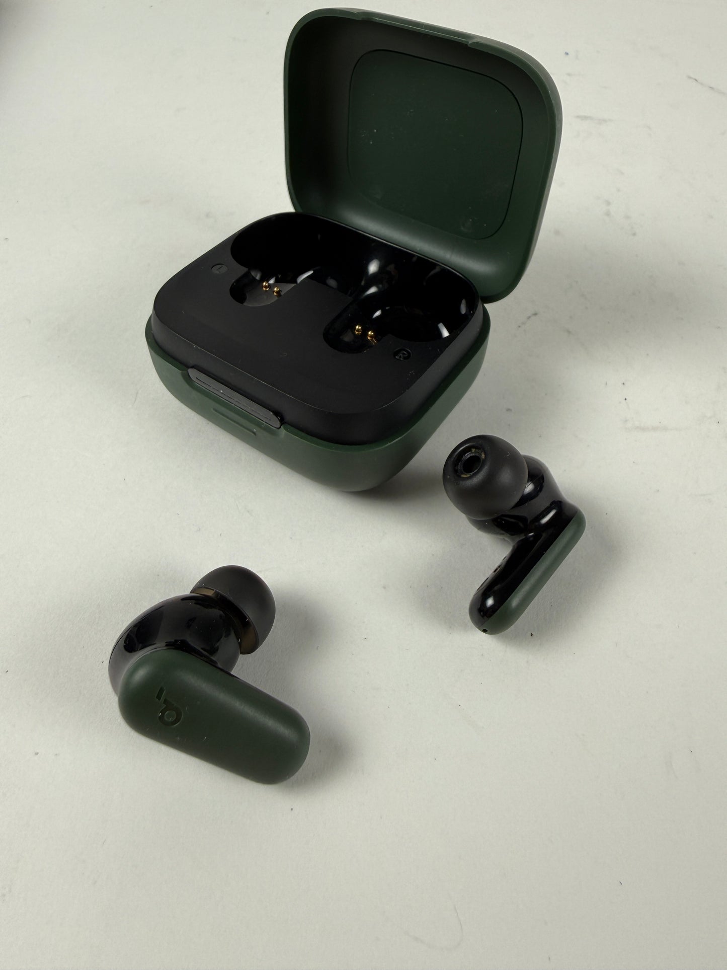 Soundcore P30i Wireless Earbuds 2-In-1/Case Phone Stand Smart Noise Cancelling green