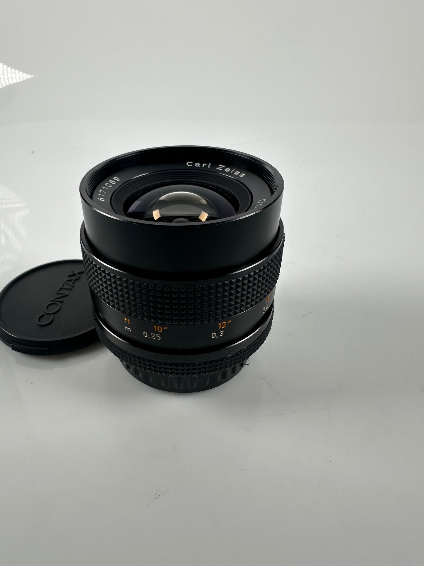 Contax Carl Zeiss Distagon T* 28mm f2.8 AEJ MF Lens